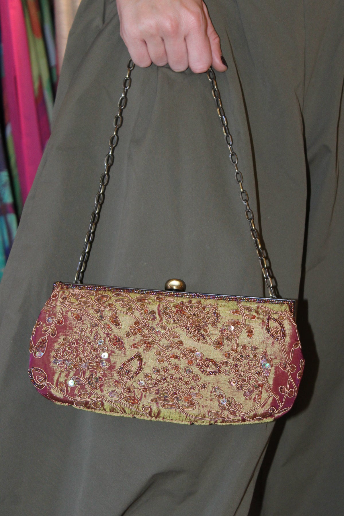 Bolso Vintage con Cadena marrón Tornasolado con tonos rojizos y relieve de Flores
