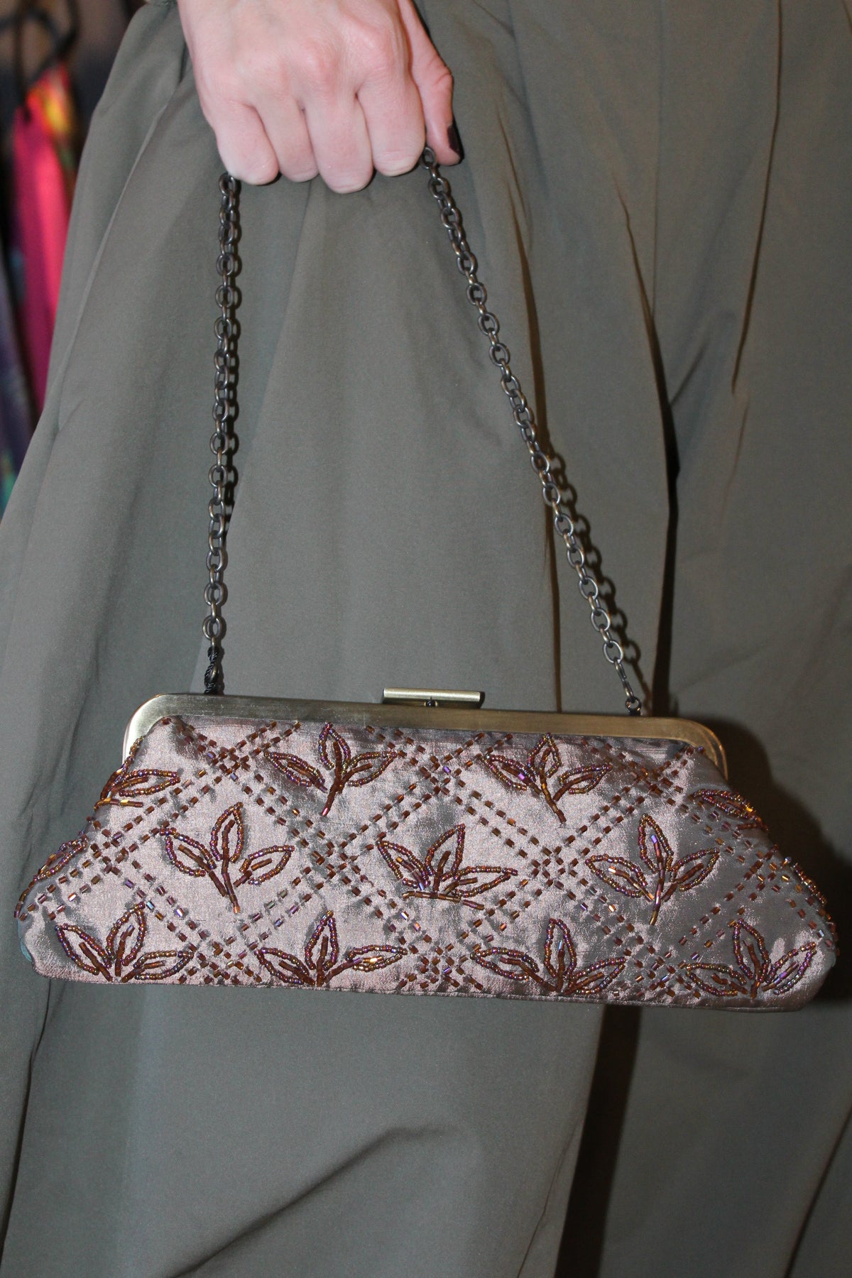 Bolsa vintage castanha estilo saco com flores vermelhas bordadas