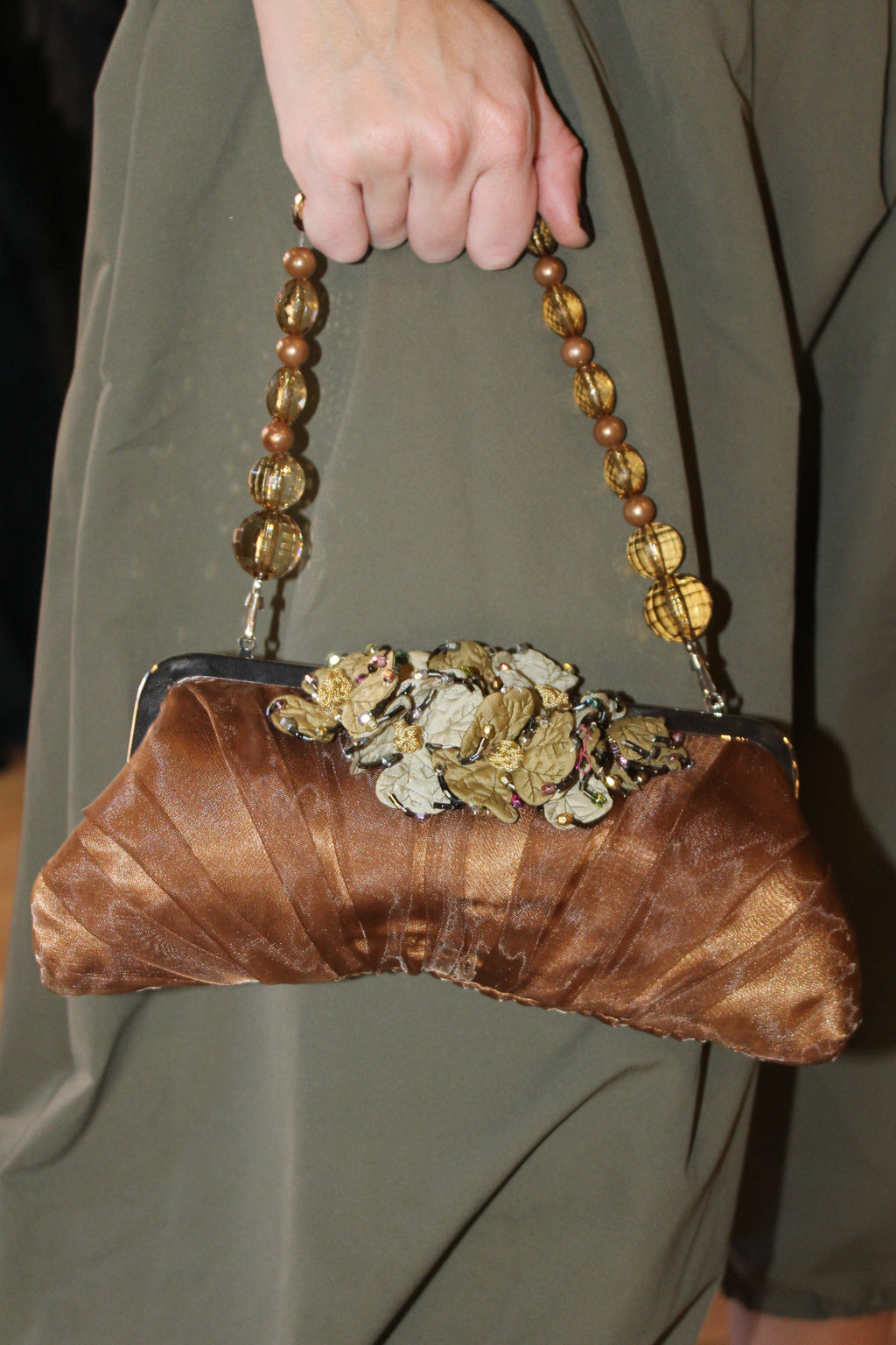 Bolso Vintage Marrón Plisado con Flores en Verde y Cadena de Cuentas