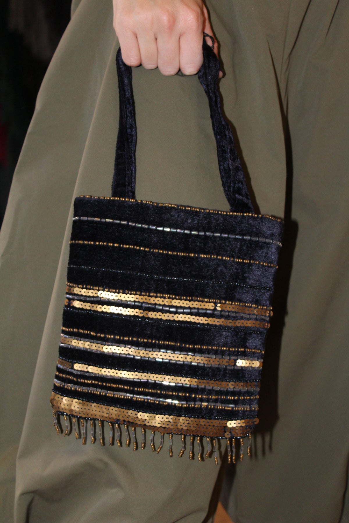 Bolso Vintage Negro Tipo Saquito con flecos y líneas de lentejuelas y abalorios Dorados