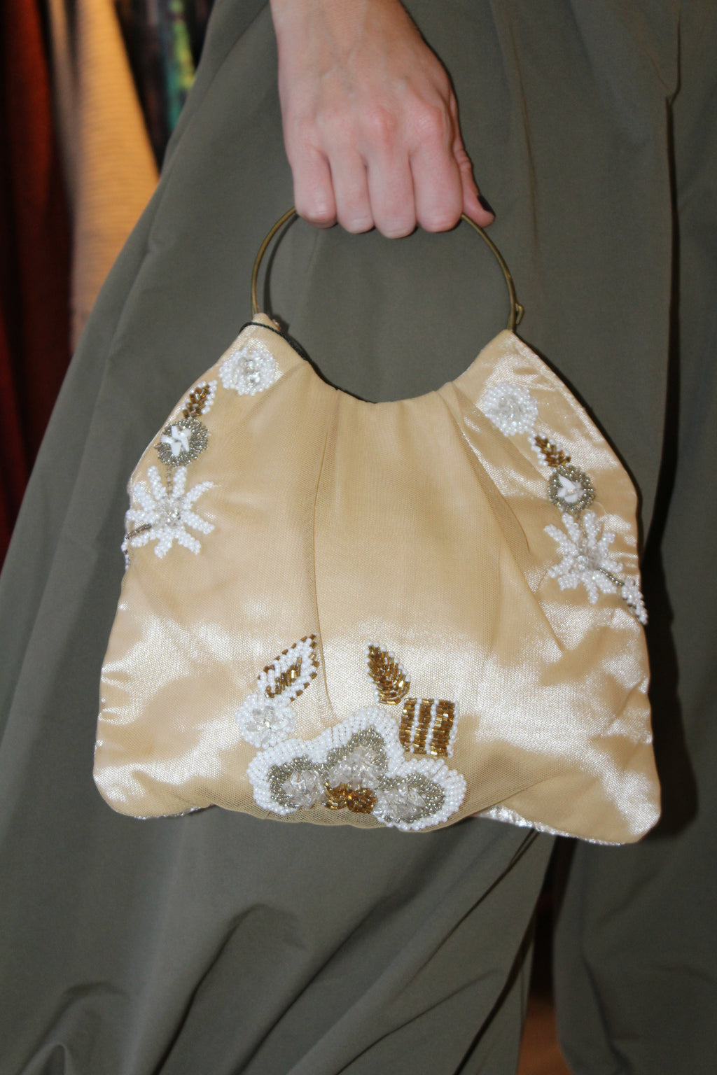 Bolso Vintage Vainilla con Asa y Flores Blancas