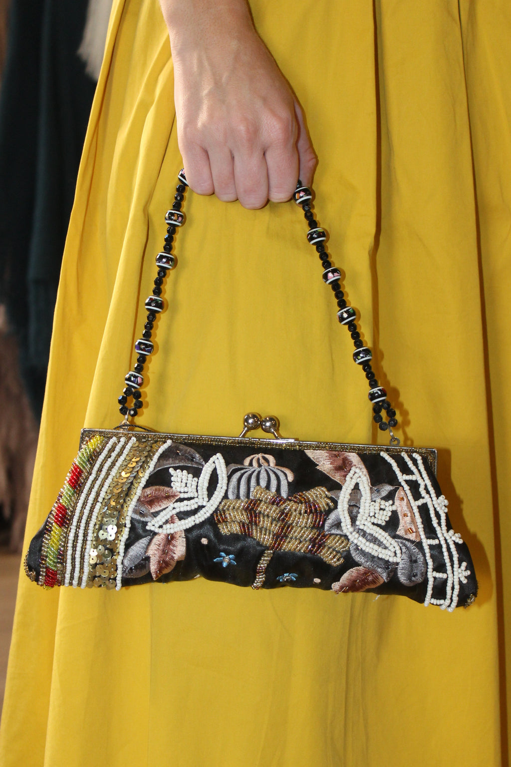 Bolso Vintage con asa de Cuentas y Estampados Florales Negro