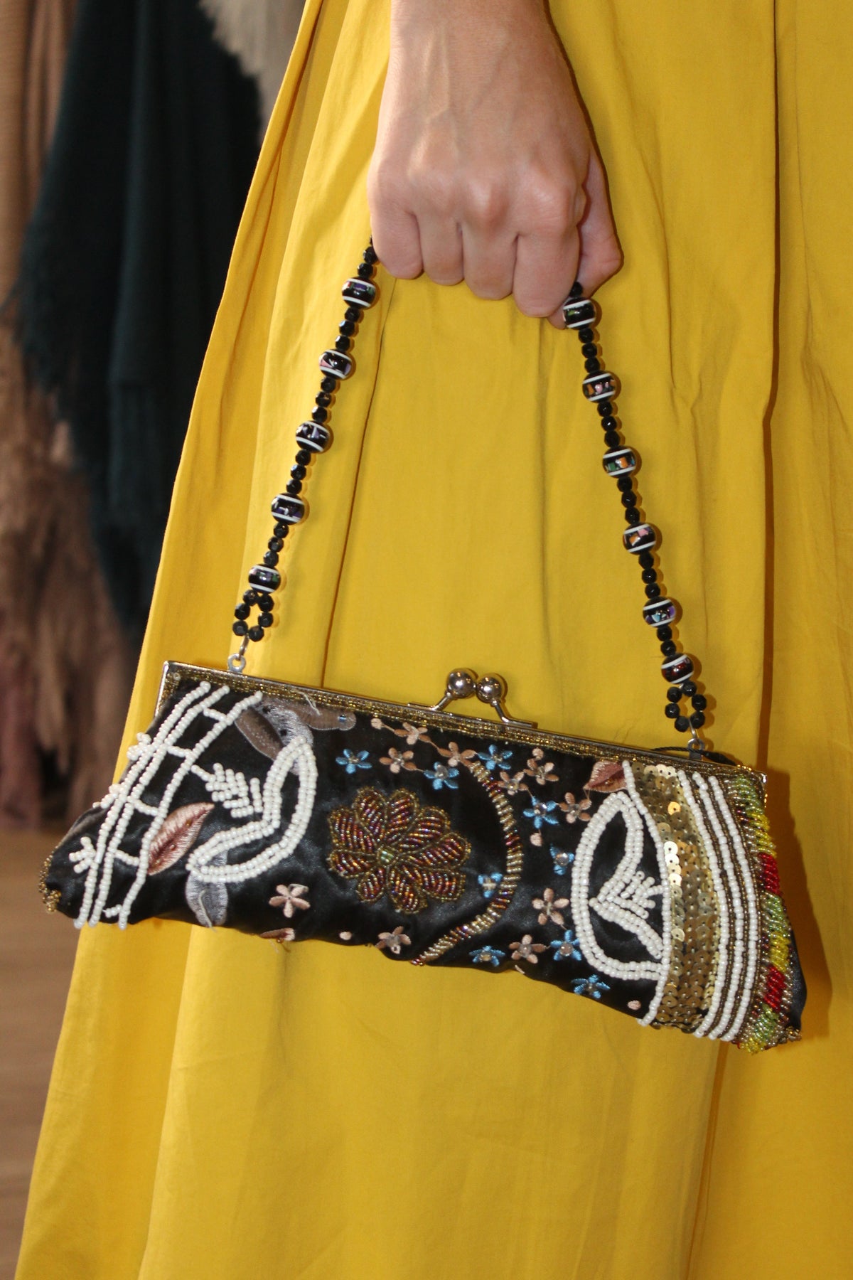 Bolso Vintage con asa de Cuentas y Estampados Florales Negro