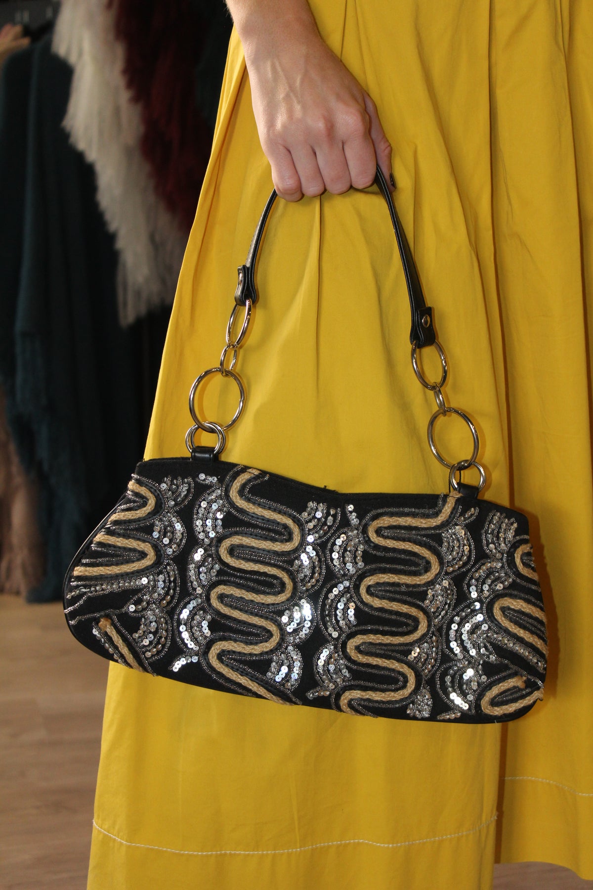 Bolso Vintage Negro con Asa y detalles en Beige y Plata