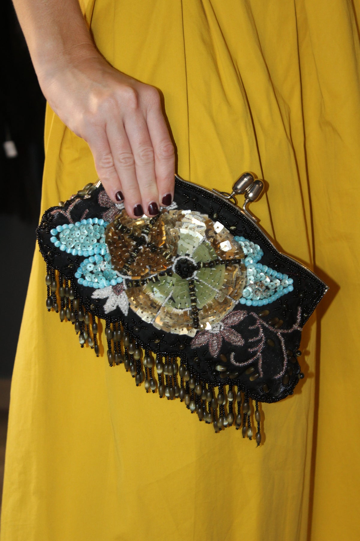 Bolso Vintage Tipo Clutch con Cadena Motivos Florales y Flecos de Abalorios