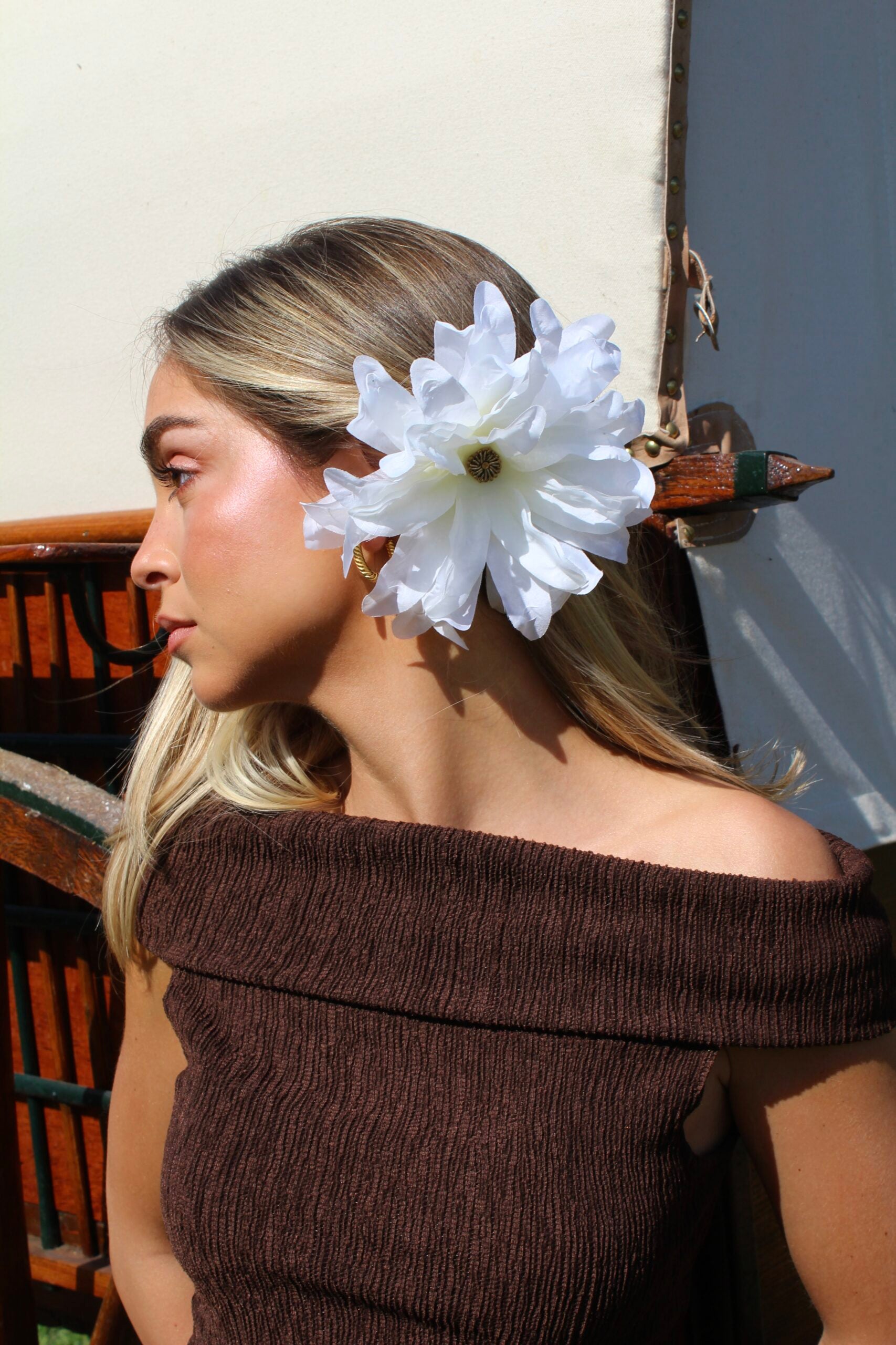 Flor de dália multiusos (para o cabelo ou pregadeira) em várias cores.