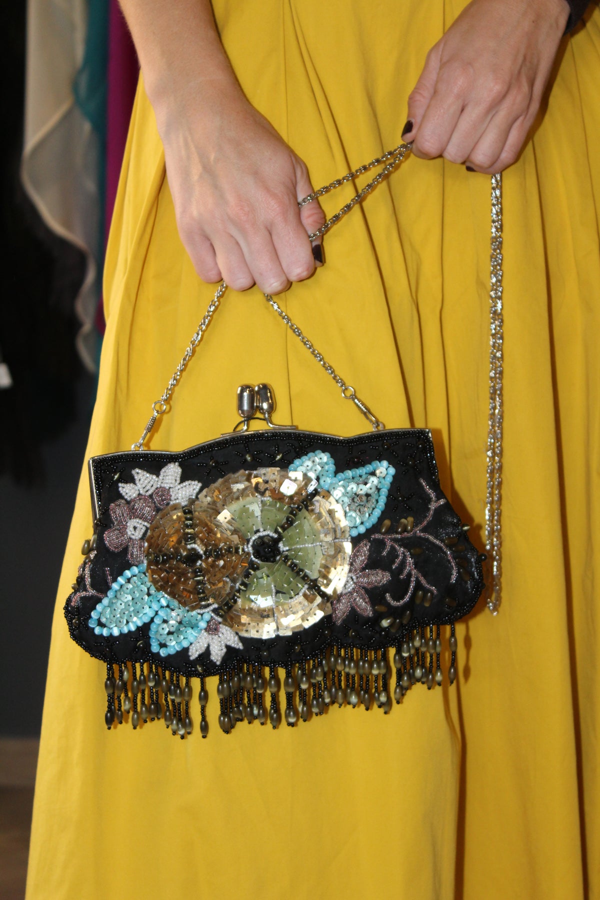 Bolso Vintage Tipo Clutch con Cadena Motivos Florales y Flecos de Abalorios