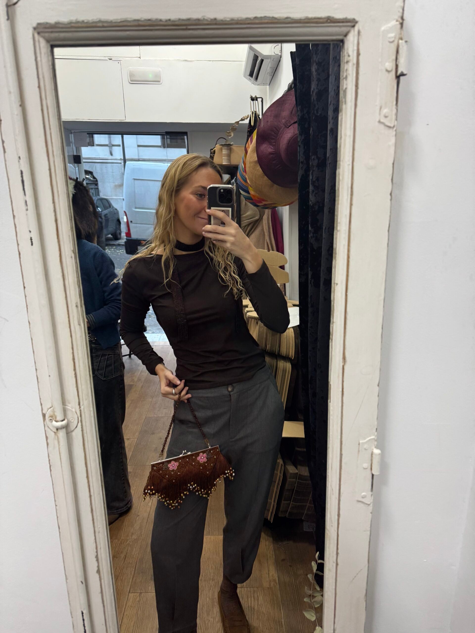 Bolso vintage marrón tipo clutch con flores rosas bordadas de lentejuelas y asa de cuentas