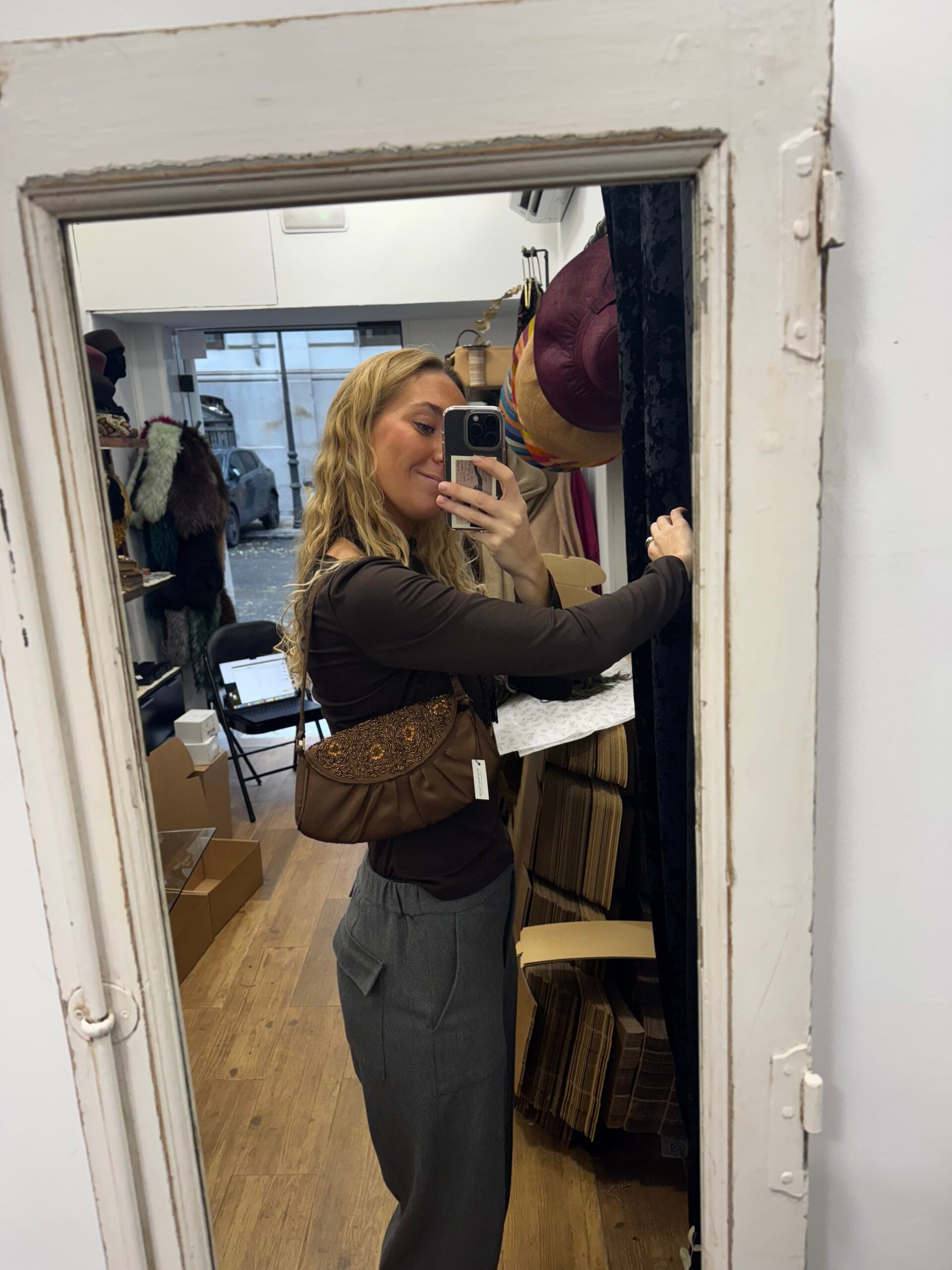 Bolso vintage marrón tipo baguette con flores bordadas de cuentas y asa de tela