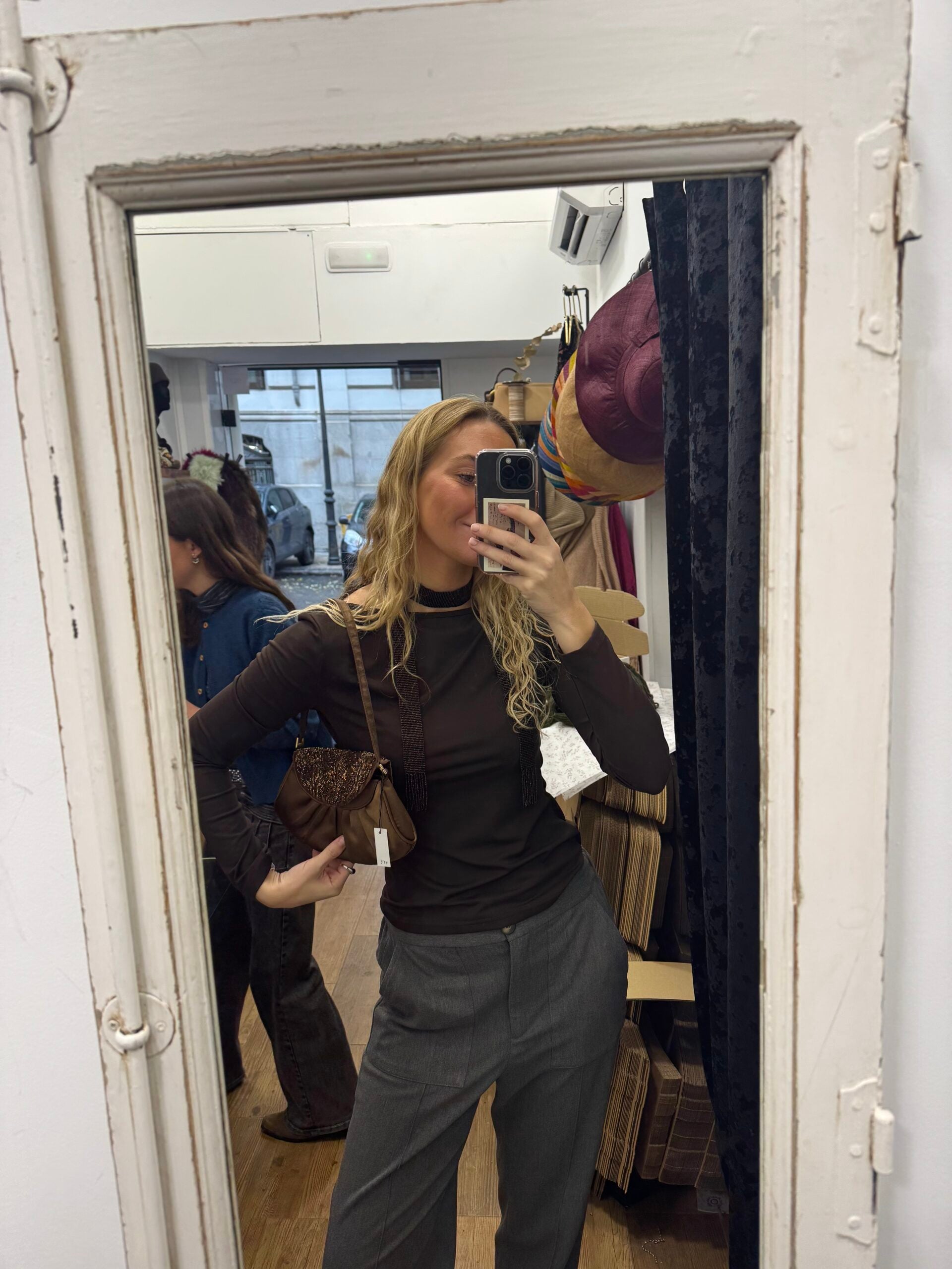 Bolso vintage marrón tipo baguette con flores bordadas de cuentas y asa de tela