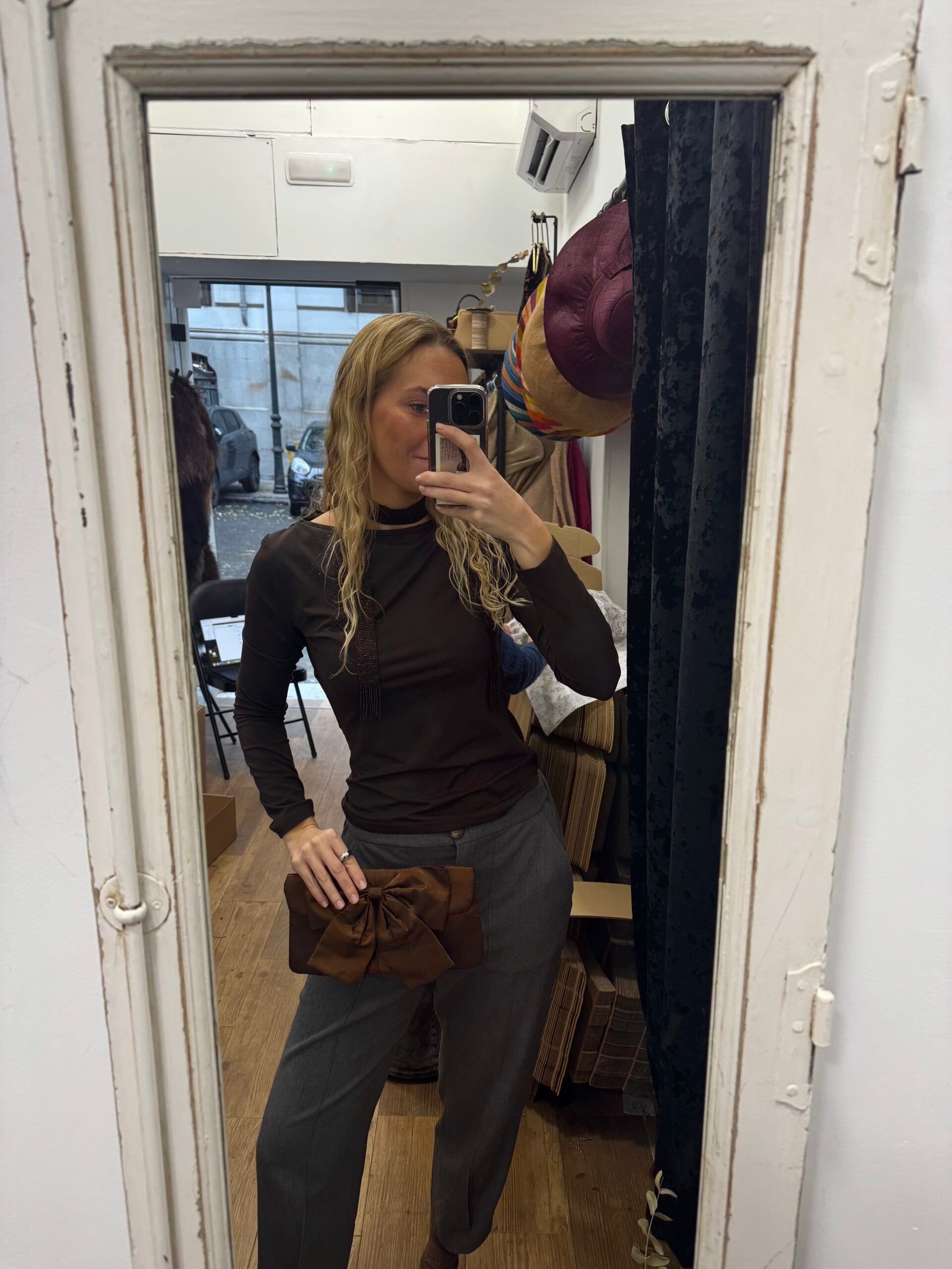 Bolso vintage marrón tipo clutch con lazo