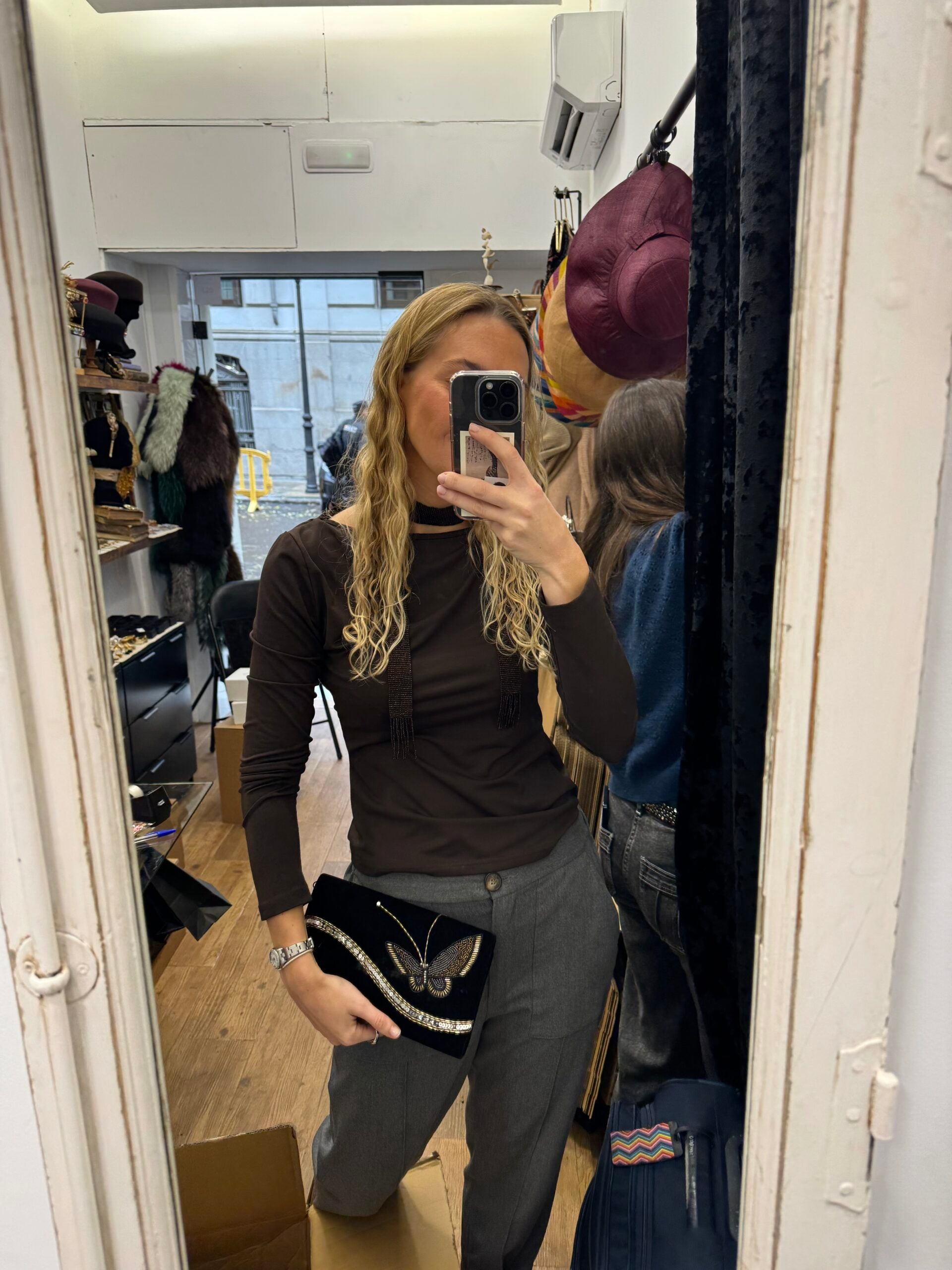 Bolso vintage cartera negro de terciopelo con una mariposa y lentejuelas bordadas