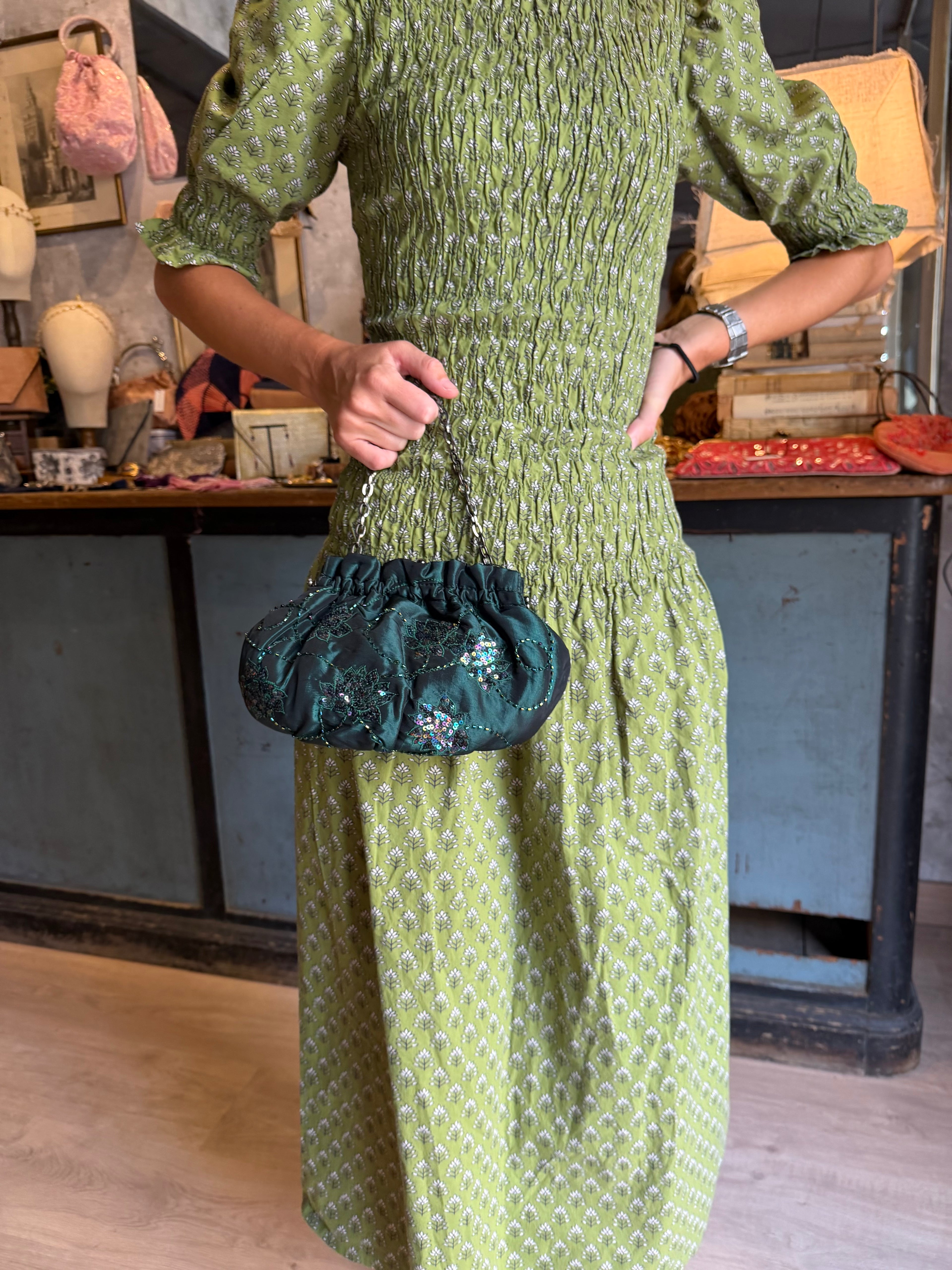 Bolso vintage verde tipo saquito con flores bordadas de lentejuelas