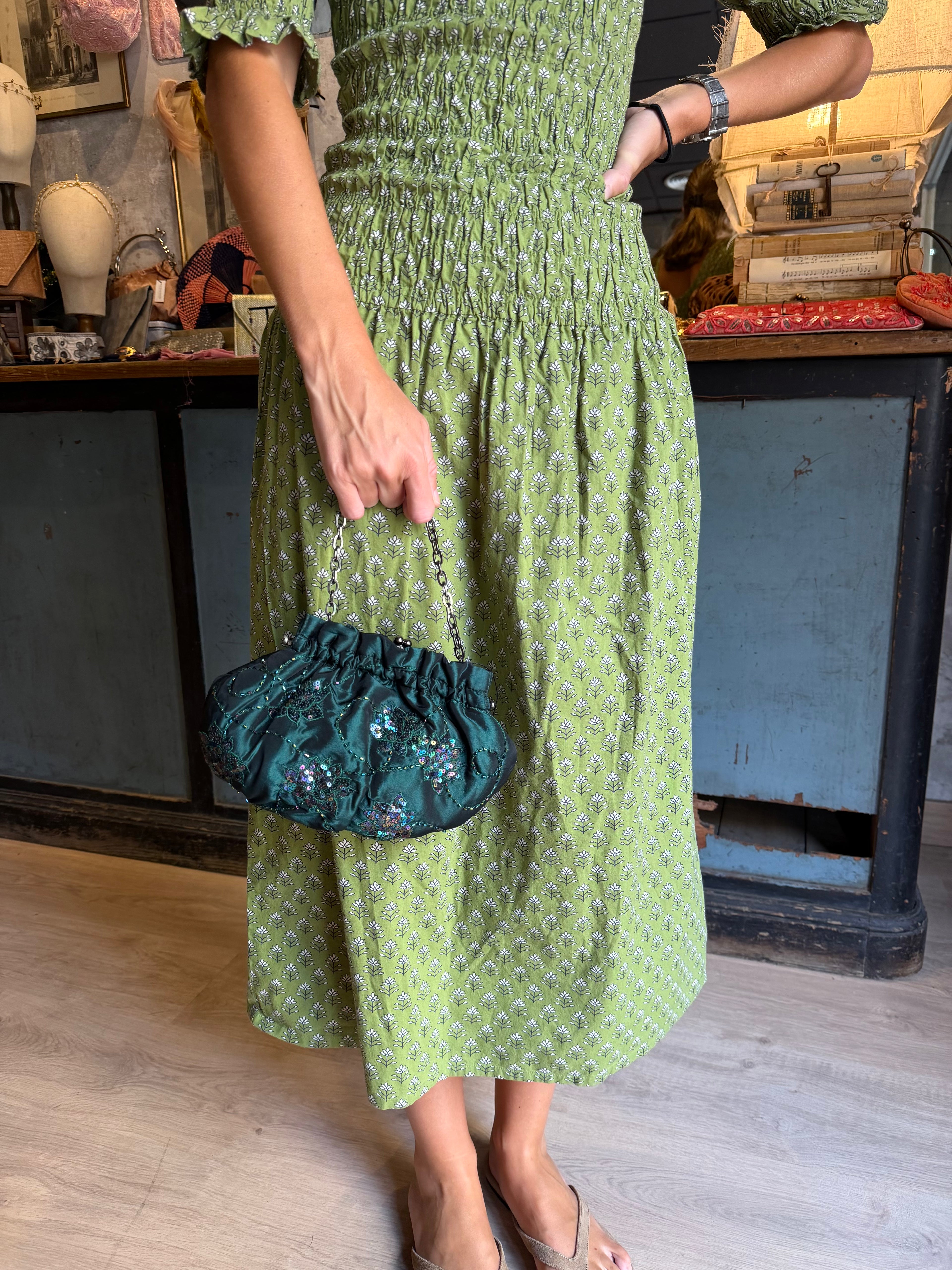 Bolso vintage verde tipo saquito con flores bordadas de lentejuelas