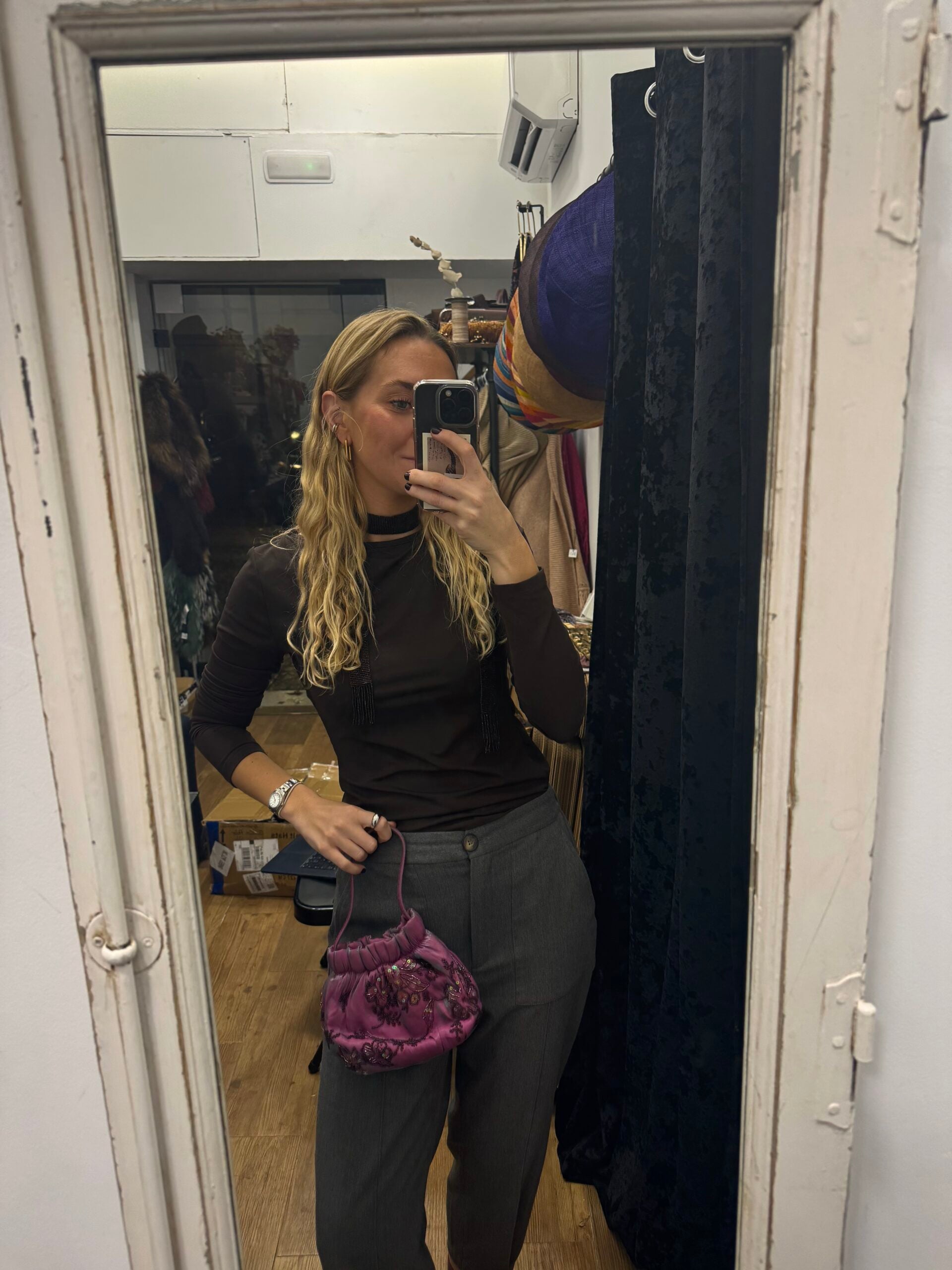 Bolso vintage rosa magenta tipo saco tornasolado con flores bordadas