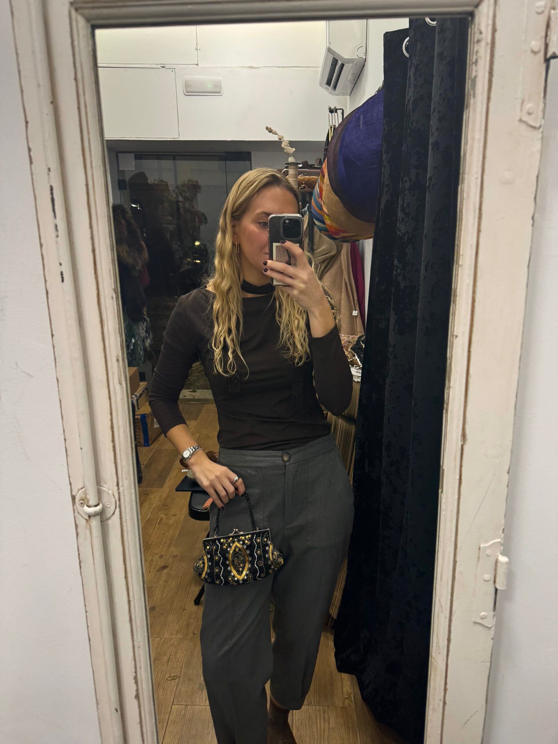 Bolso vintage negro tipo clutch con helechos dorados bordados y asa de cuentas