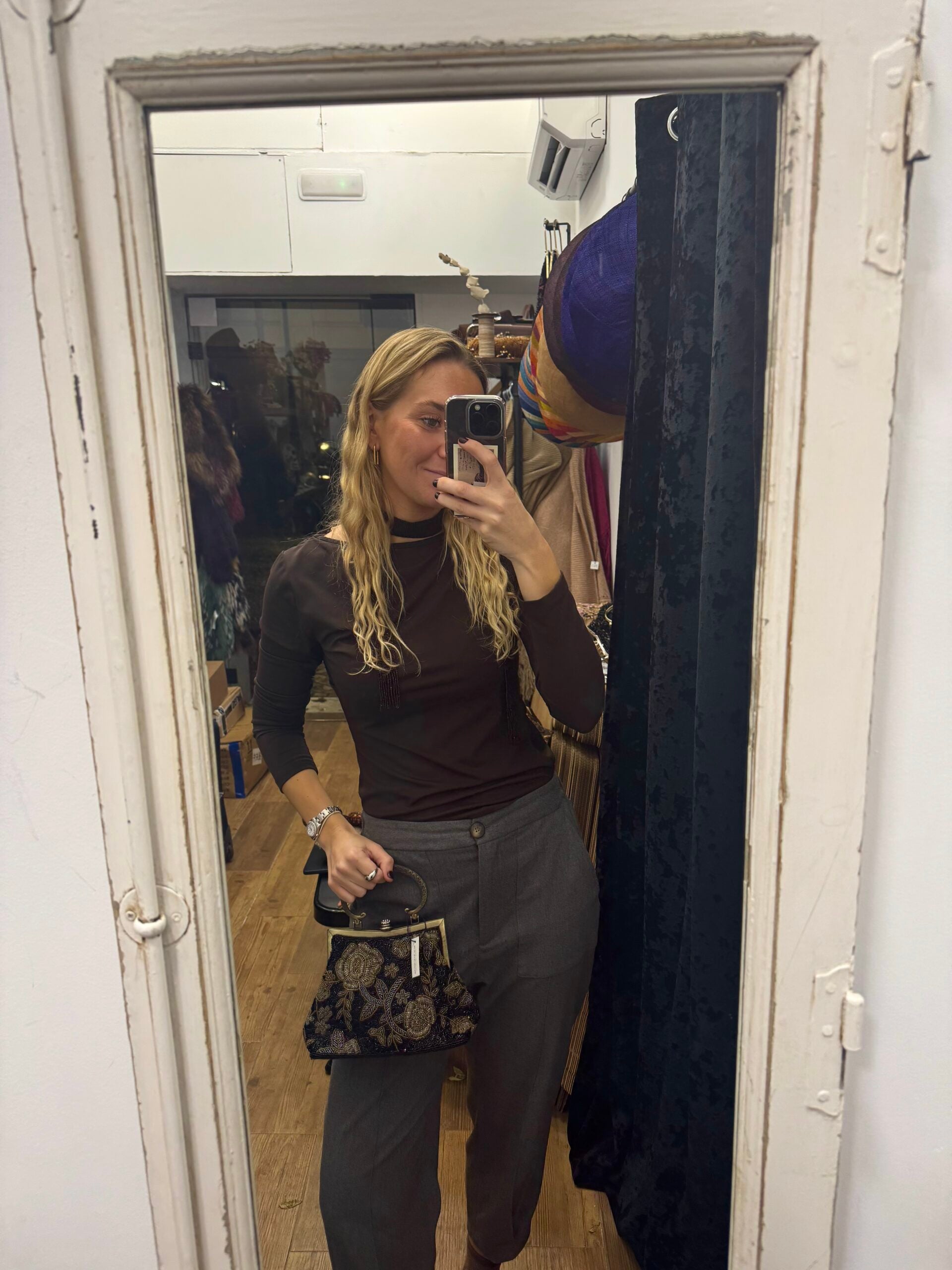 Bolso vintage bombonera negro con flores azules, ocres y doradas y asa metálica