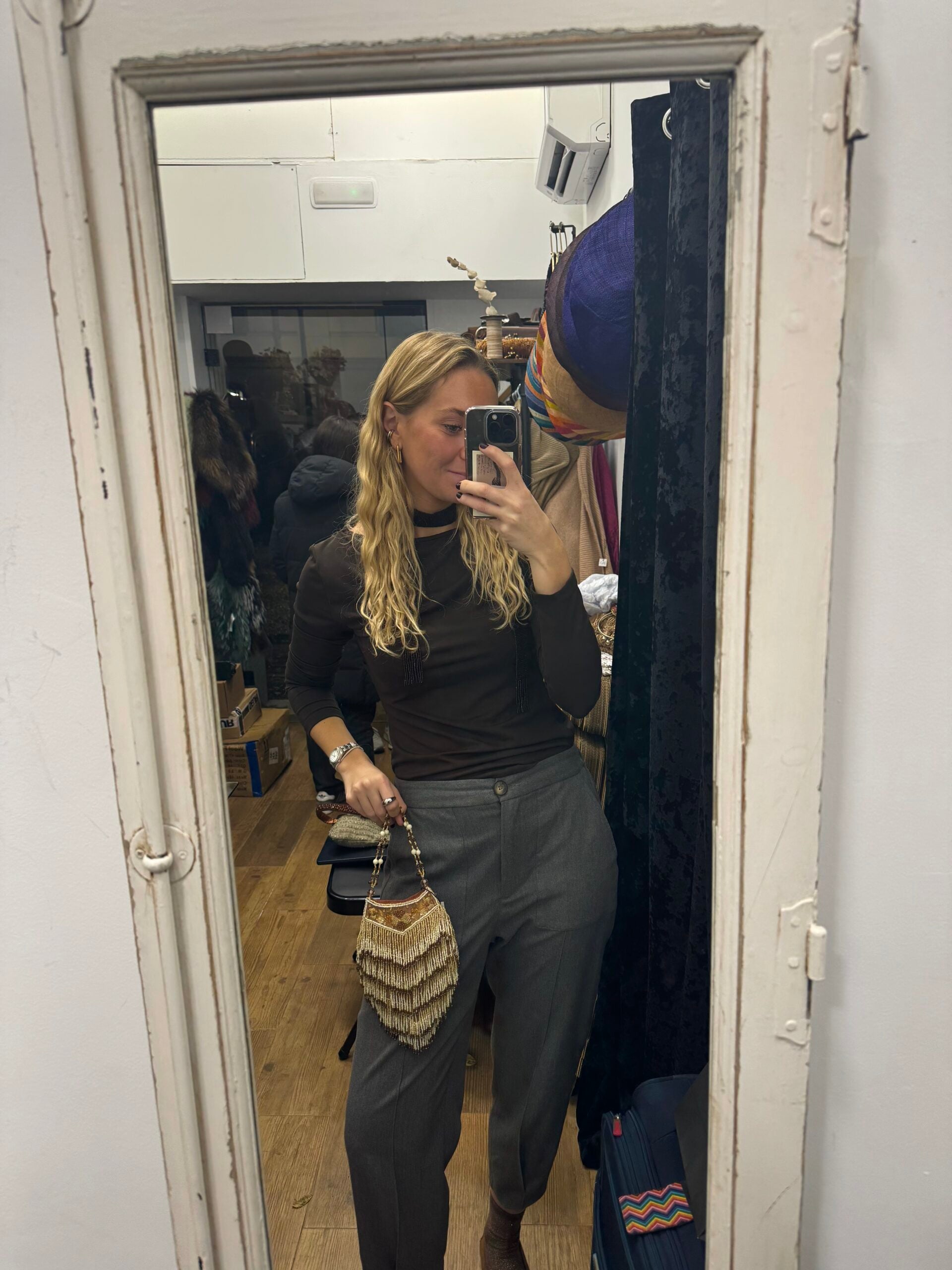 Bolso vintage marrón tipo saco de flecos con asa de cuentas