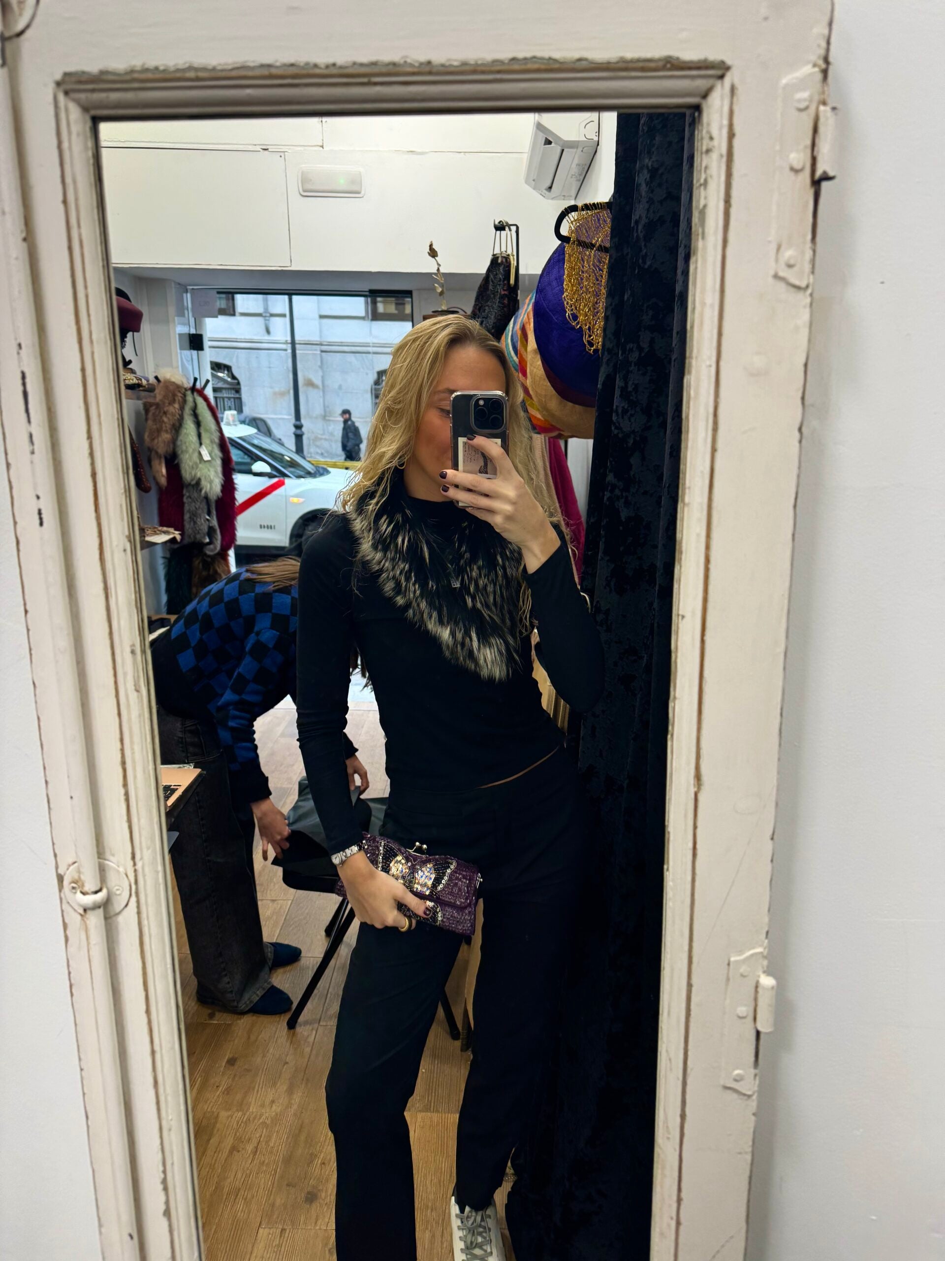 Bolso vintage cartera morada de terciopelo con una mariposa y lentejuelas bordadas