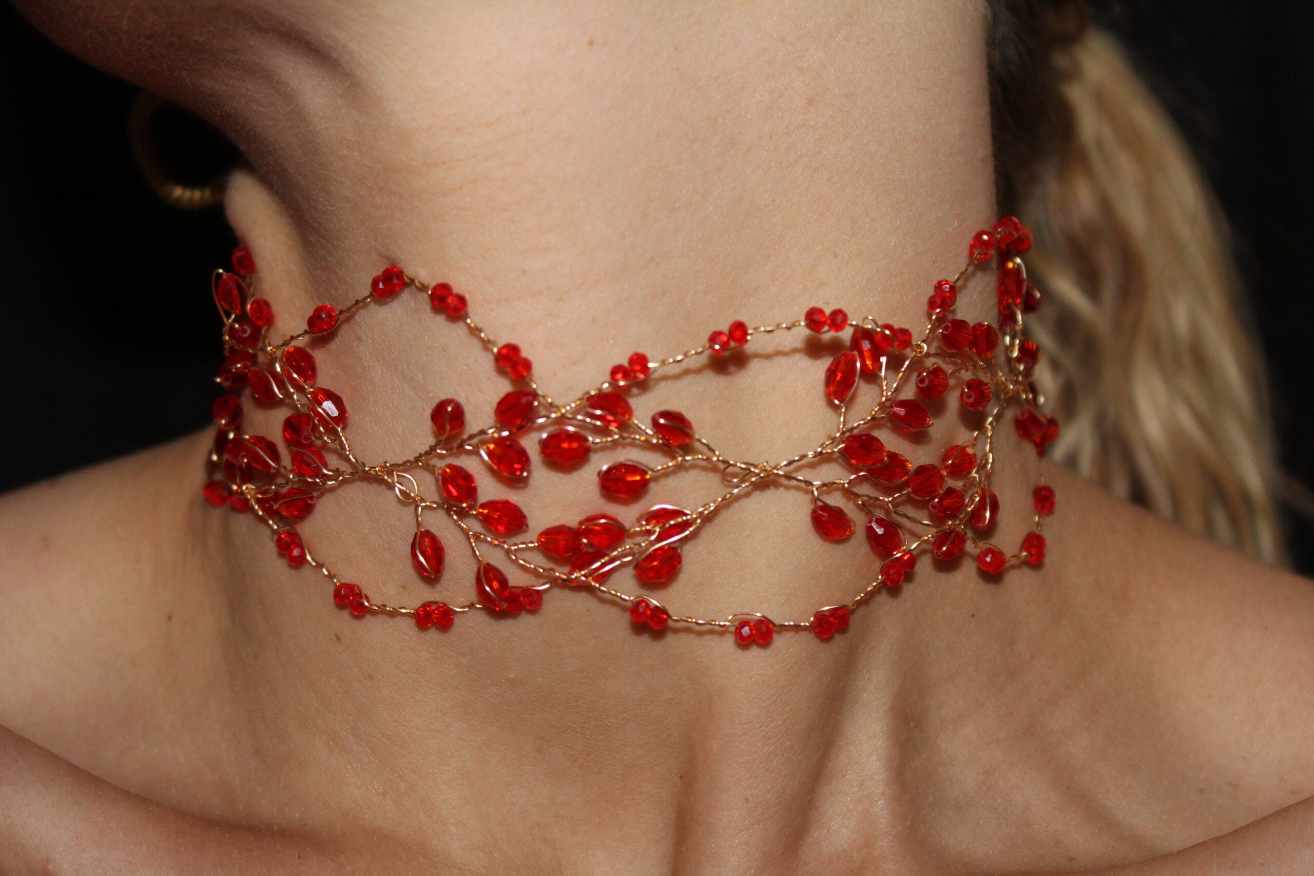 Gargantilha vermelha Santa Elena