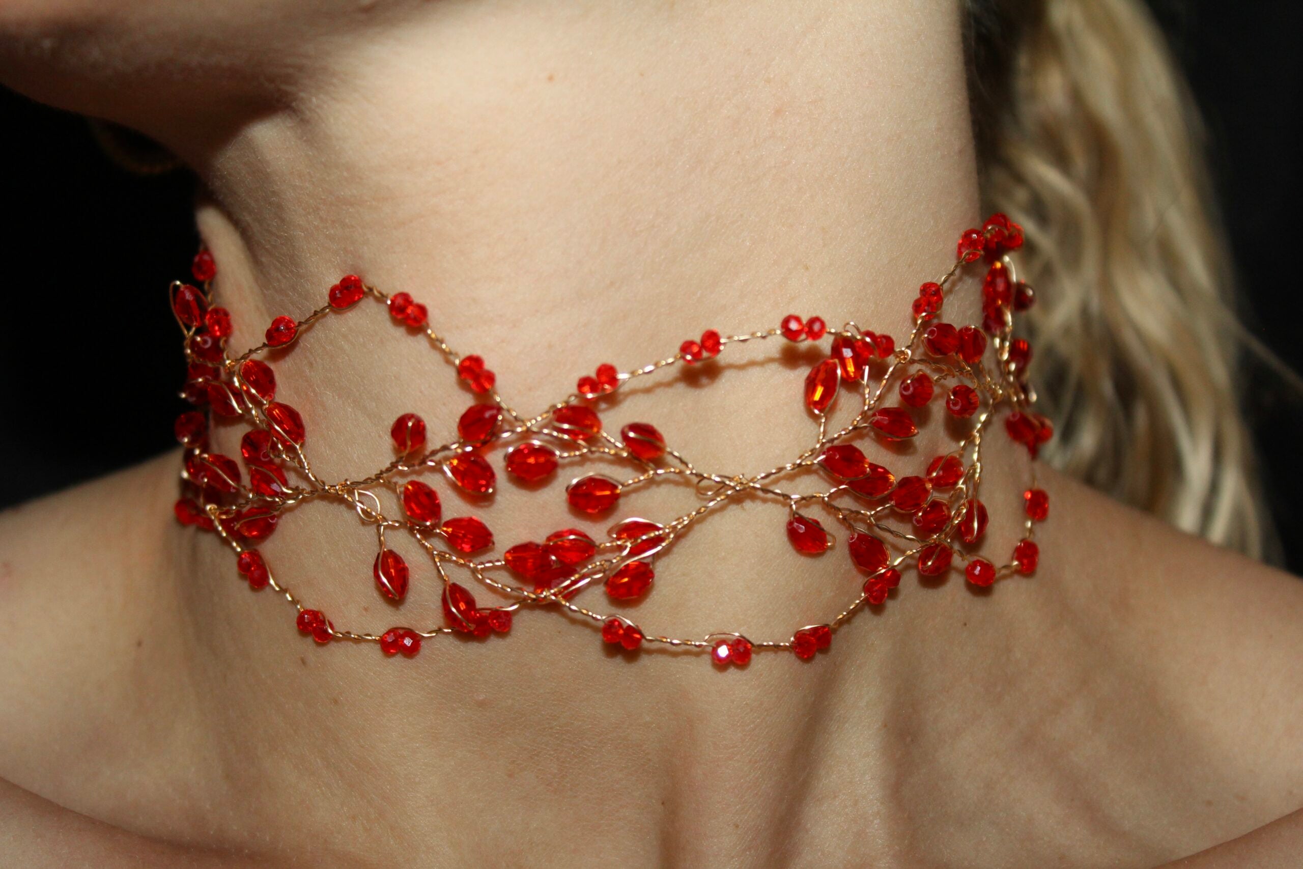 Gargantilha vermelha Santa Elena