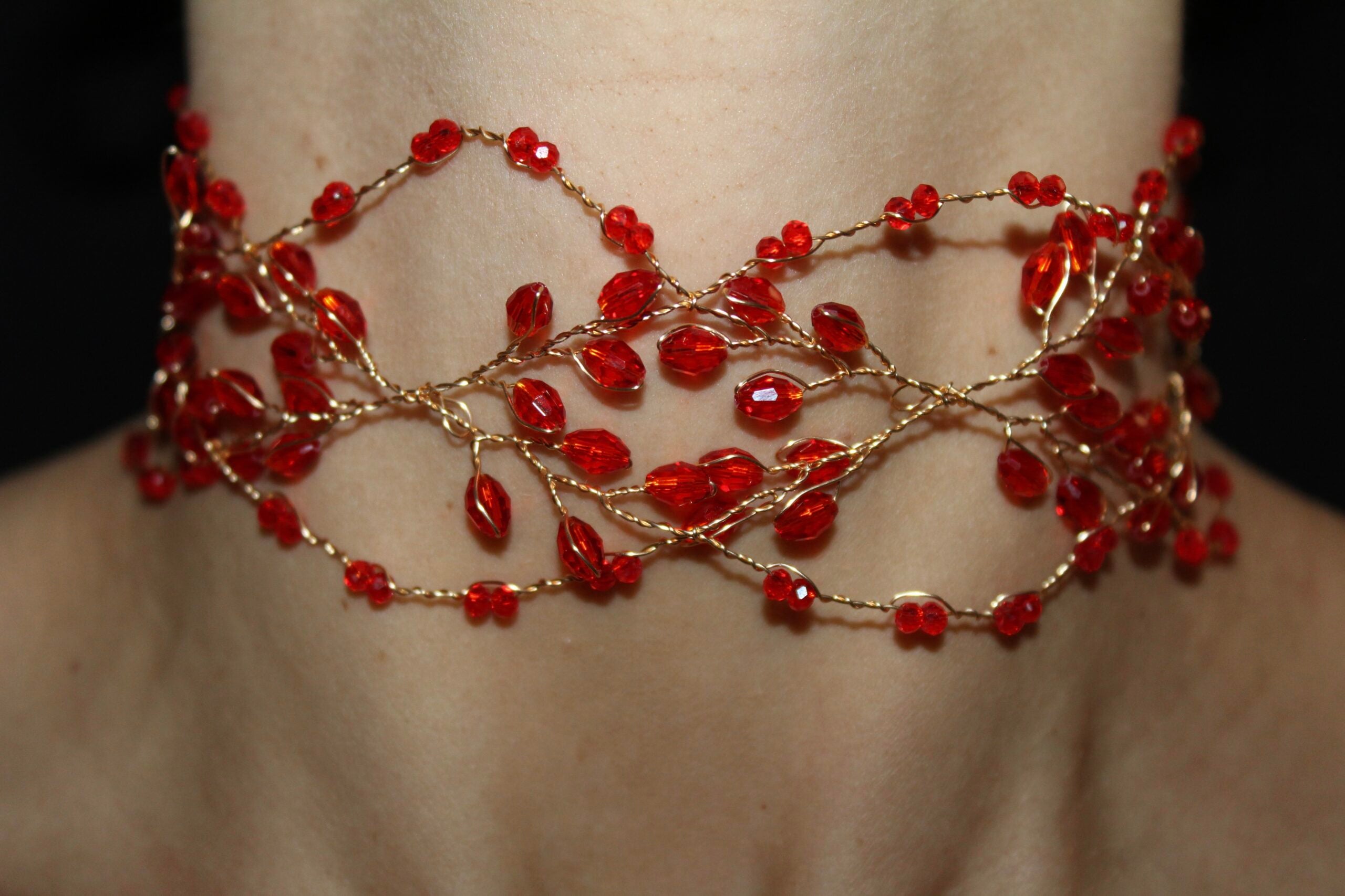 Gargantilha vermelha Santa Elena