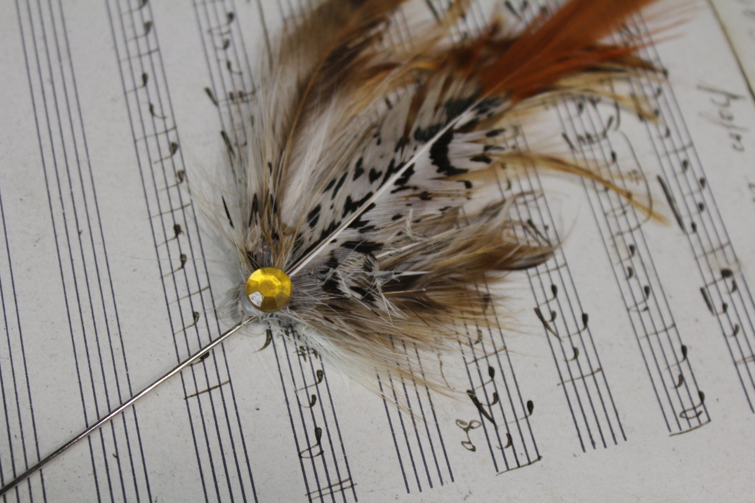 Broche vintage alfiler plumas