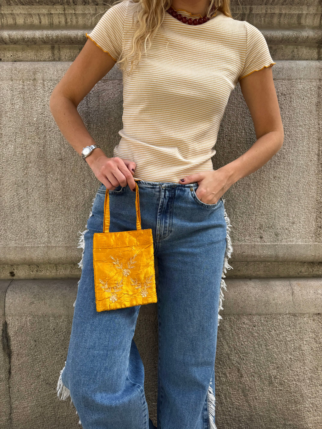 Bolsa vintage castanha estilo saco com flores vermelhas bordadas