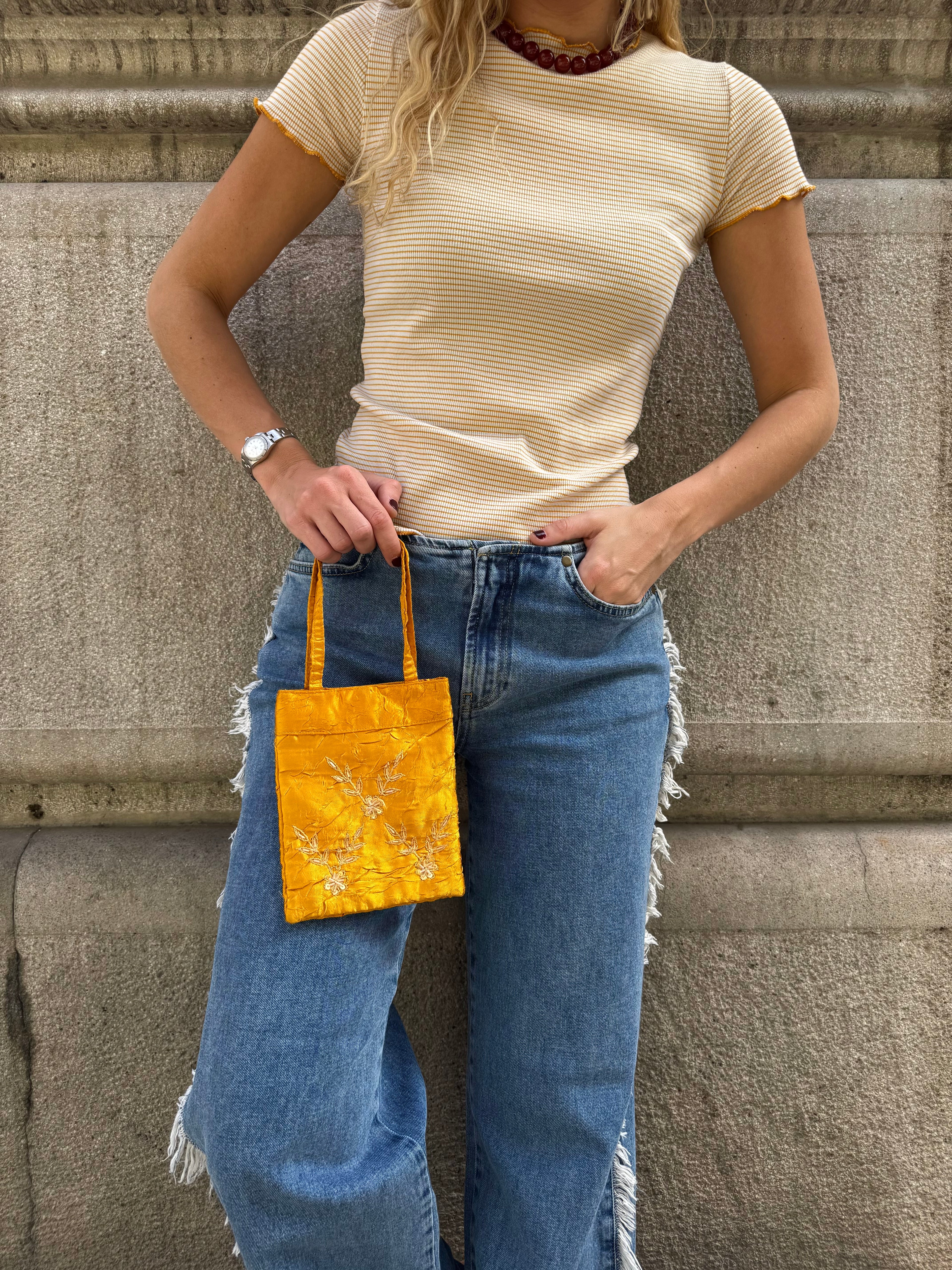 Bolsa vintage castanha estilo saco com flores vermelhas bordadas