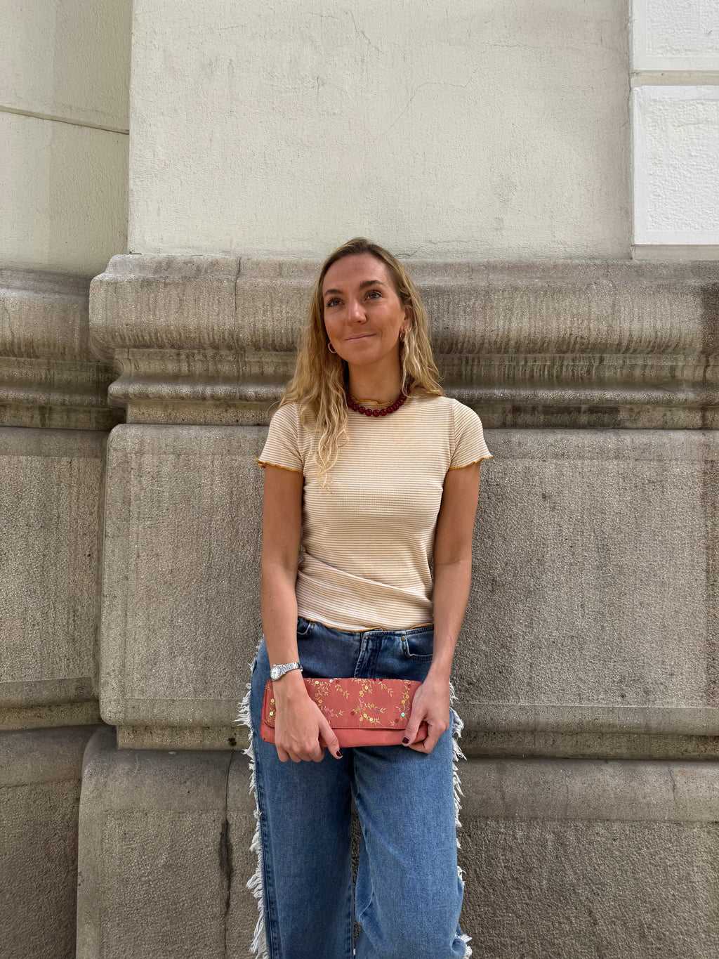 Bolsa vintage castanha estilo saco com flores vermelhas bordadas