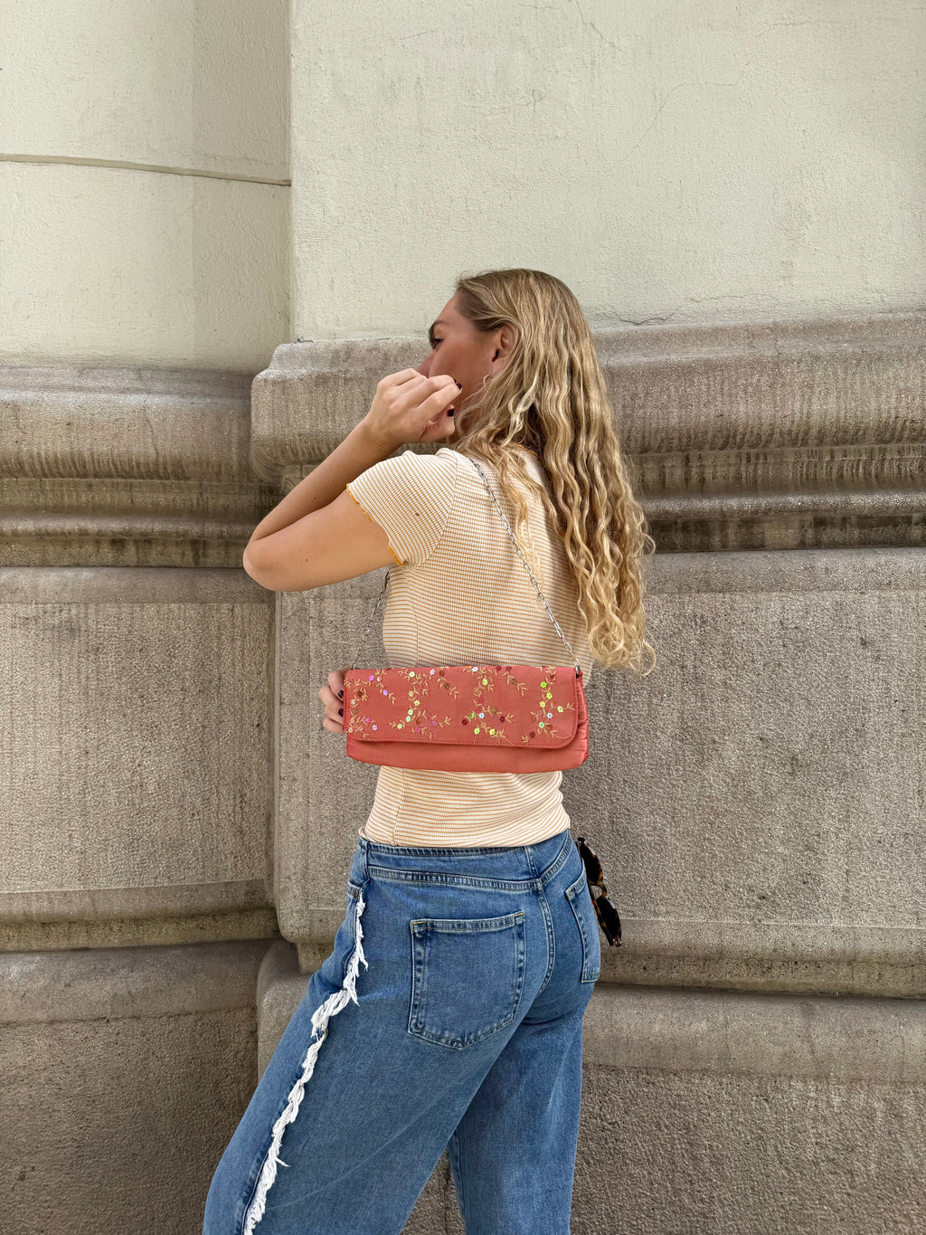 Bolsa vintage castanha estilo saco com flores vermelhas bordadas