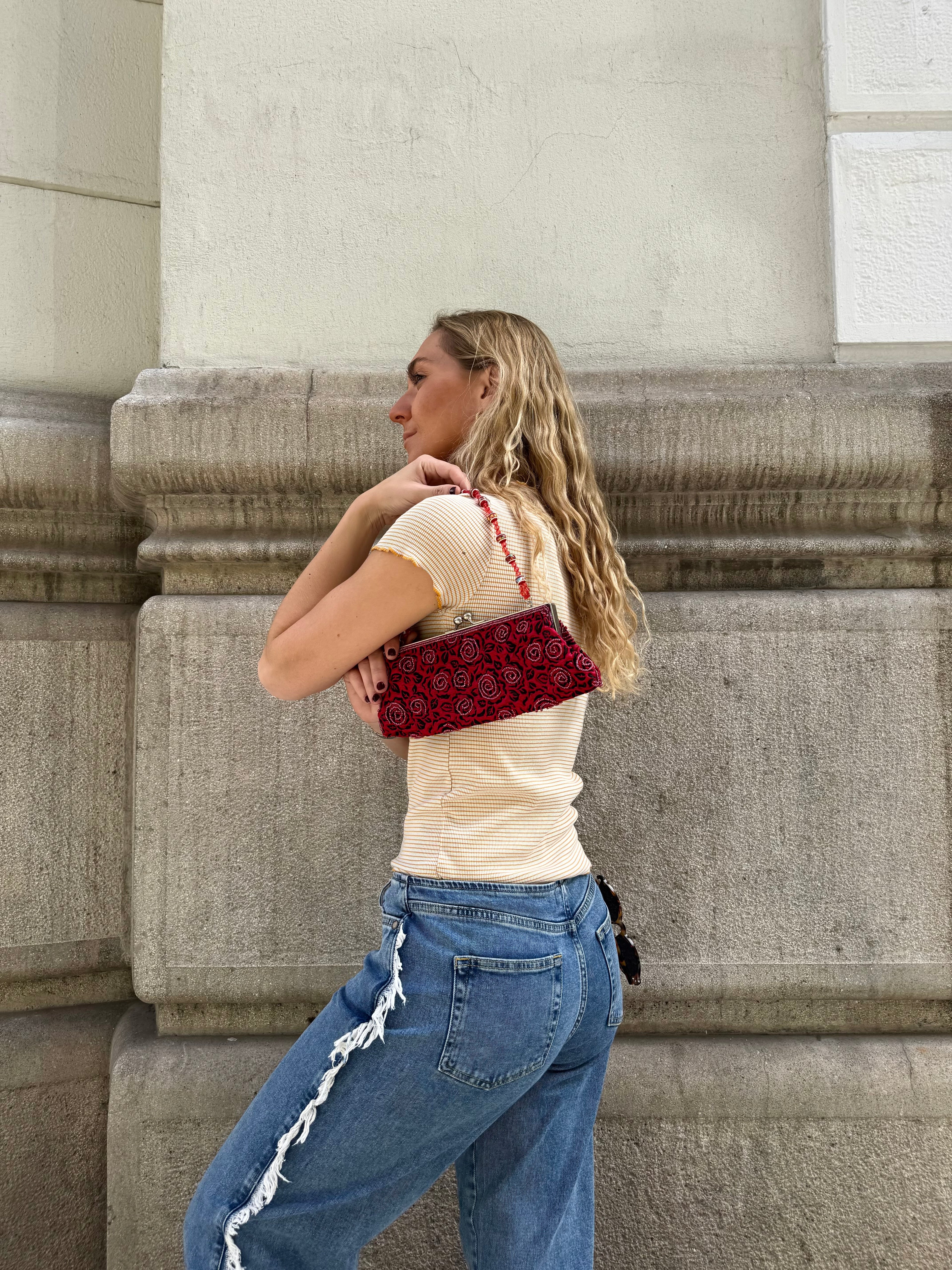 Bolsa vintage castanha estilo saco com flores vermelhas bordadas