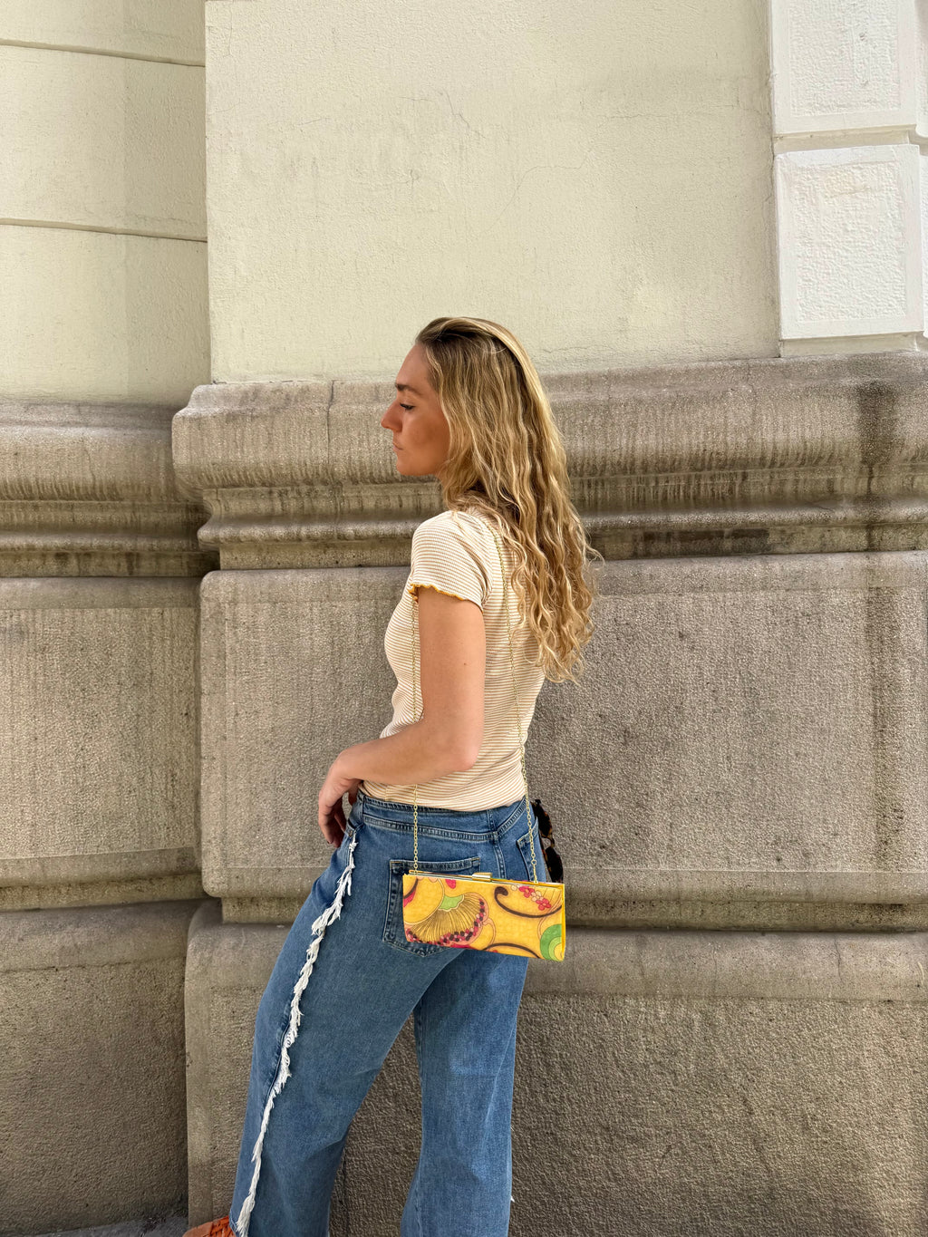 Bolsa vintage castanha estilo saco com flores vermelhas bordadas