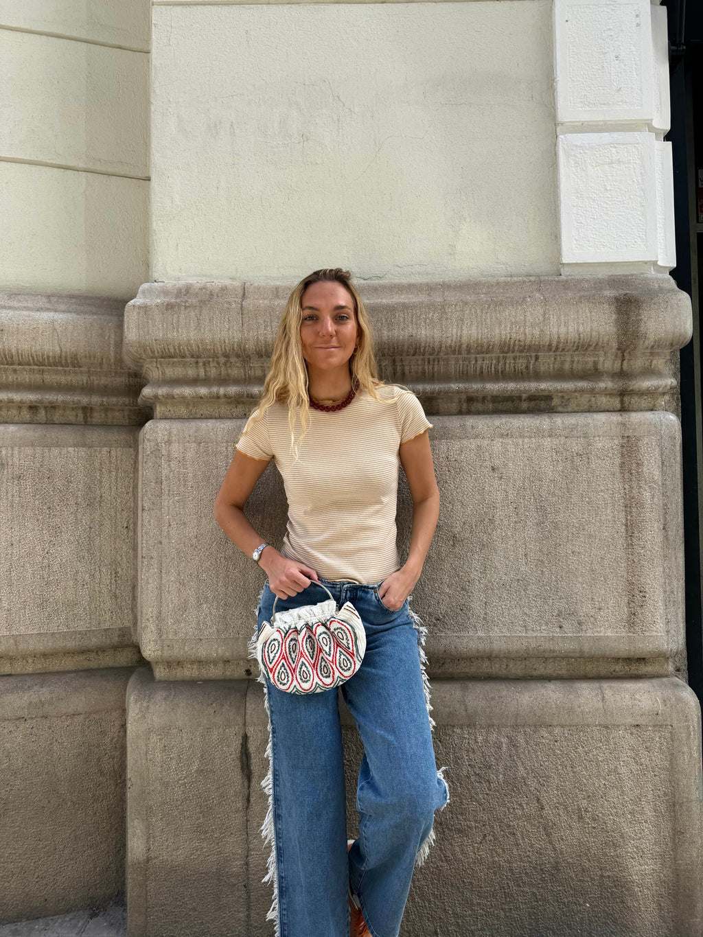 Bolsa vintage castanha estilo saco com flores vermelhas bordadas