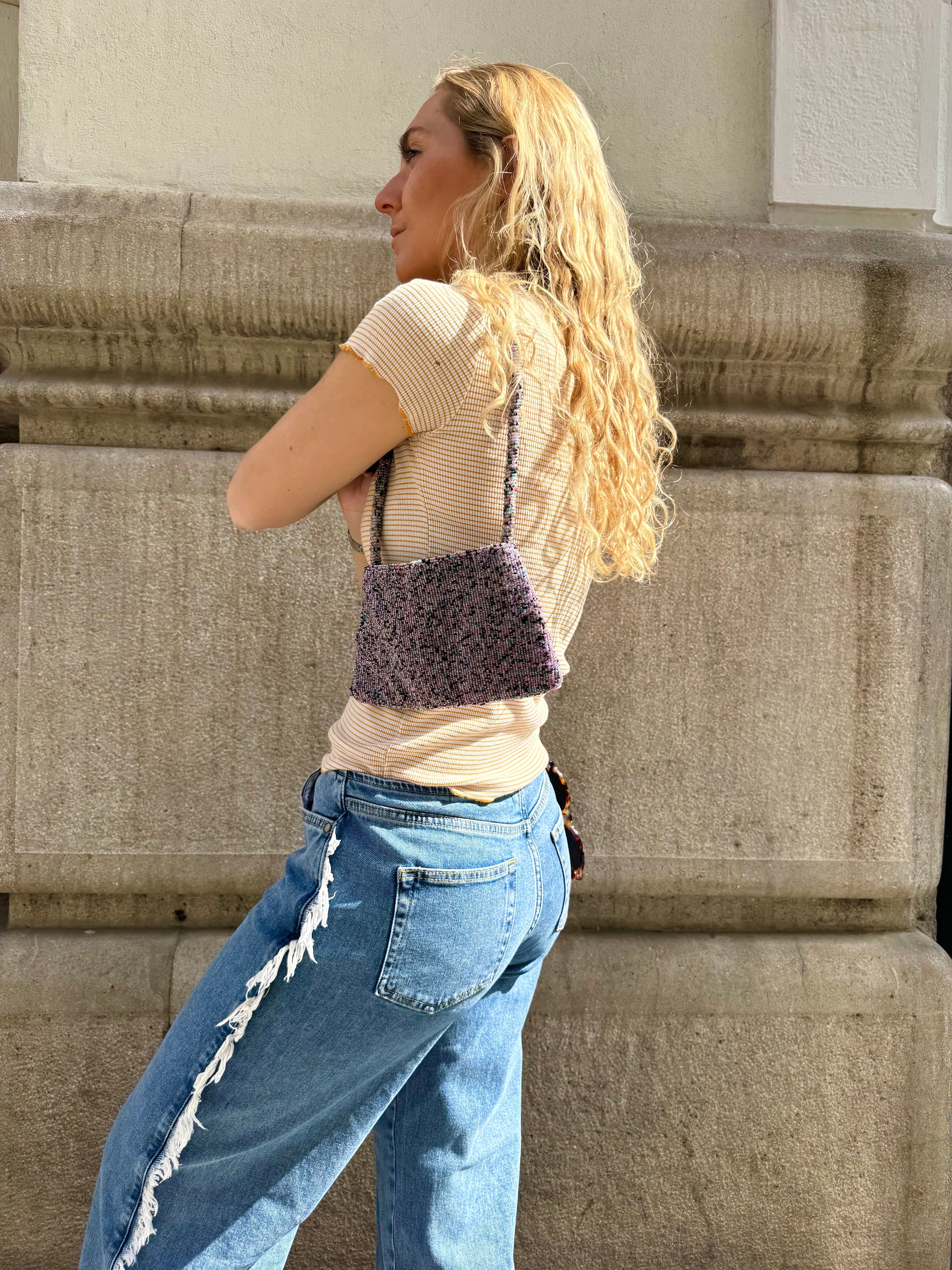 Bolsa vintage castanha estilo saco com flores vermelhas bordadas