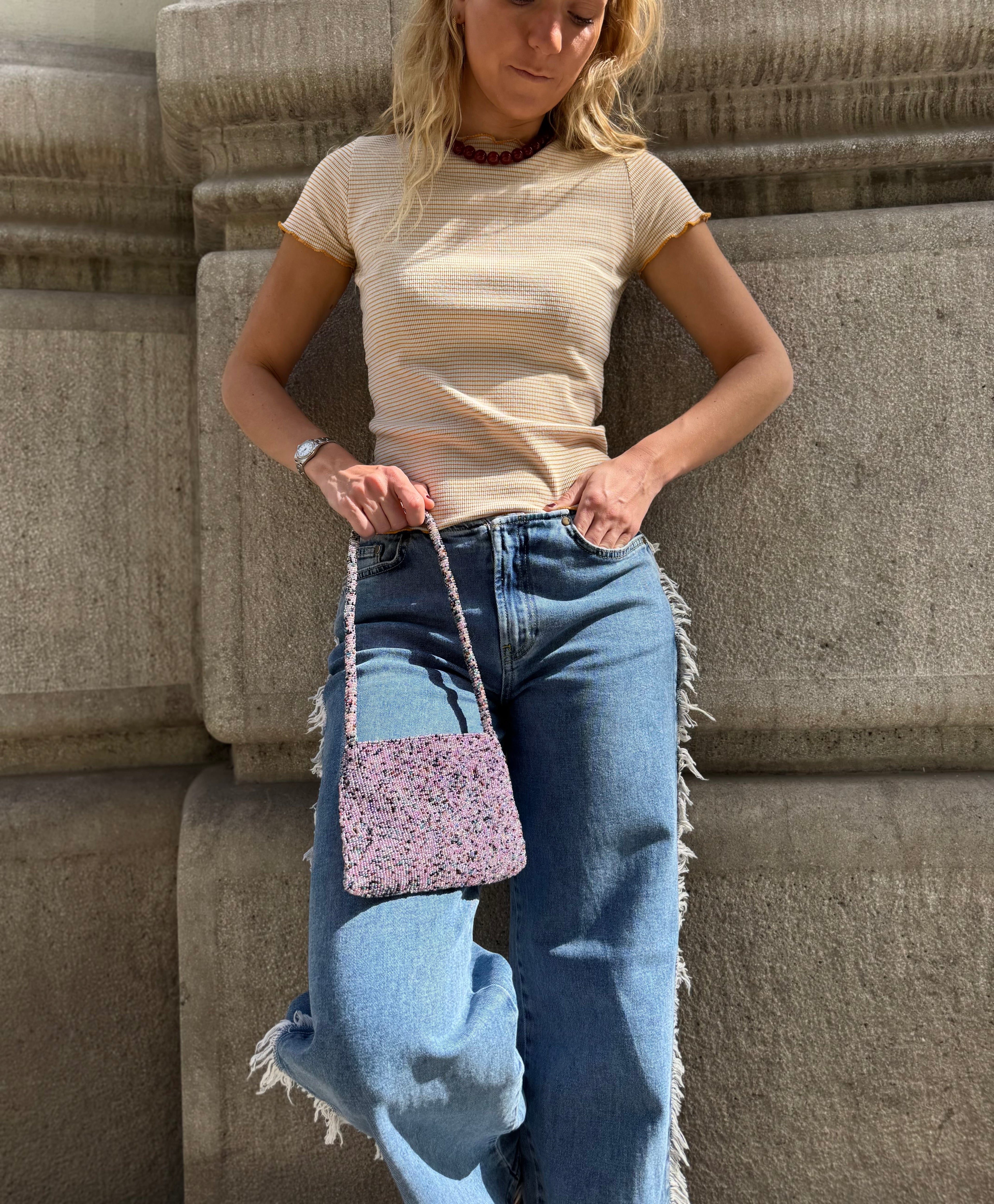 Bolsa vintage castanha estilo saco com flores vermelhas bordadas
