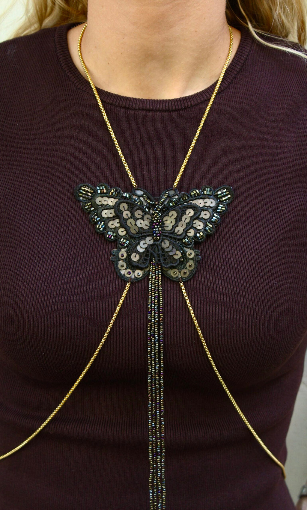 Colar vintage bordado com borboletas em forma de peitoral