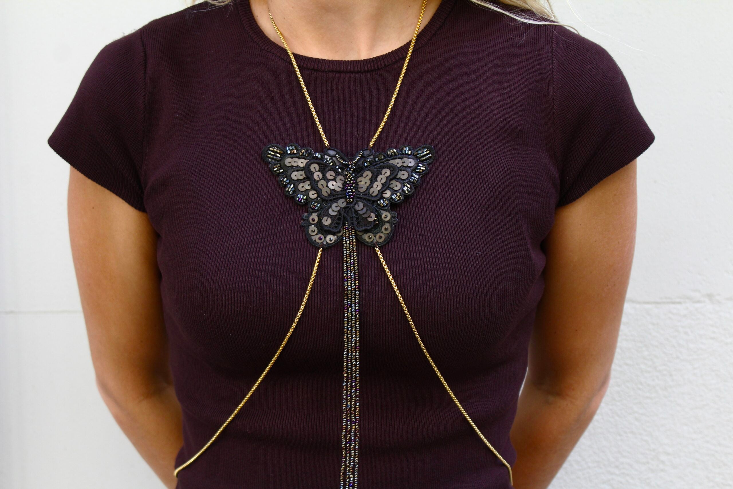 Collar pechera con mariposa bordada vintage
