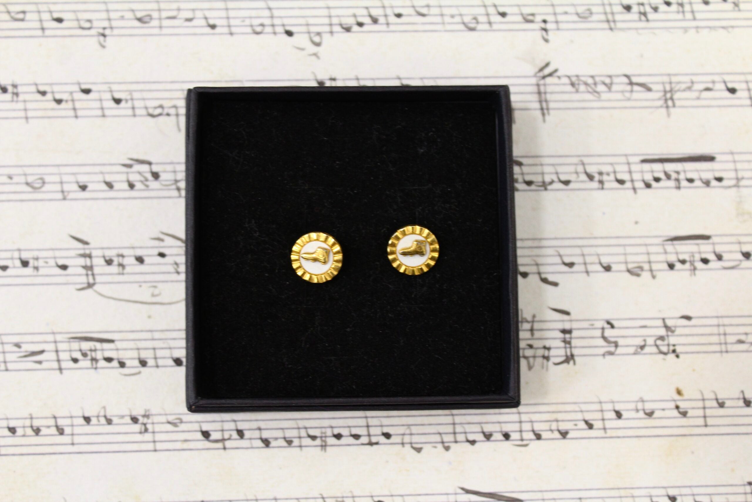 Gemelos vintage de bota de fútbol dorados