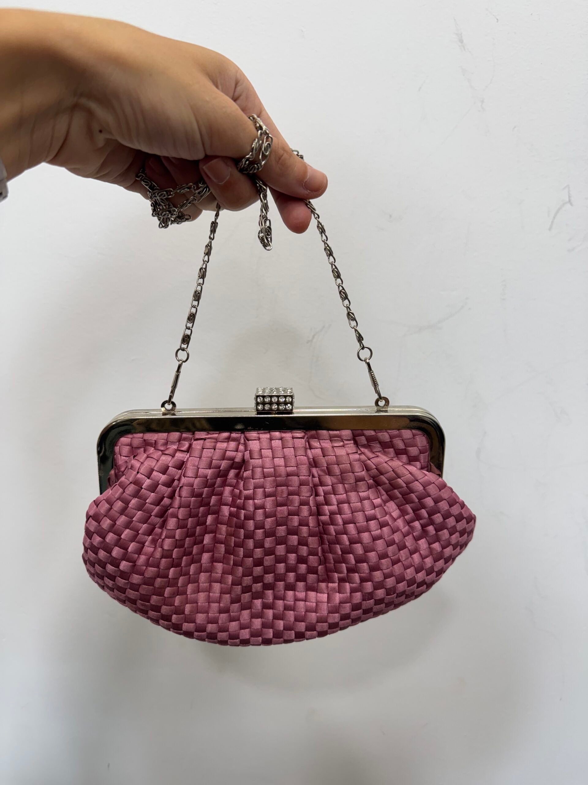 Bolso vintage rosa tipo clutch trenzado