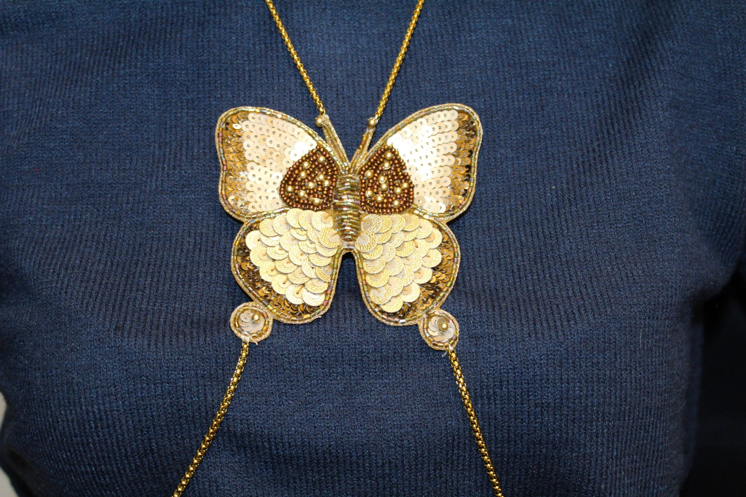 Collar pechera con mariposa bordada vintage gold