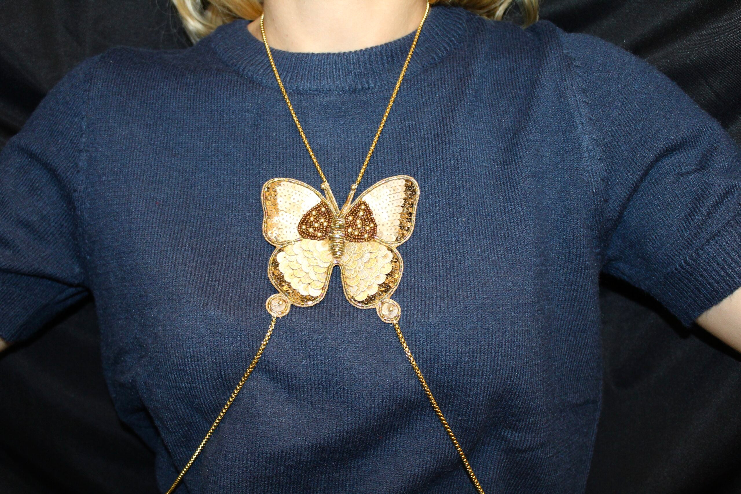 Collar pechera con mariposa bordada vintage gold
