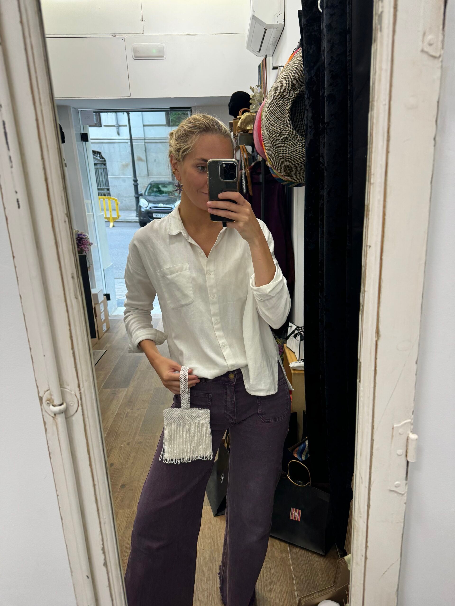 Bolso vintage blanco tipo saco con flecos de cuentas