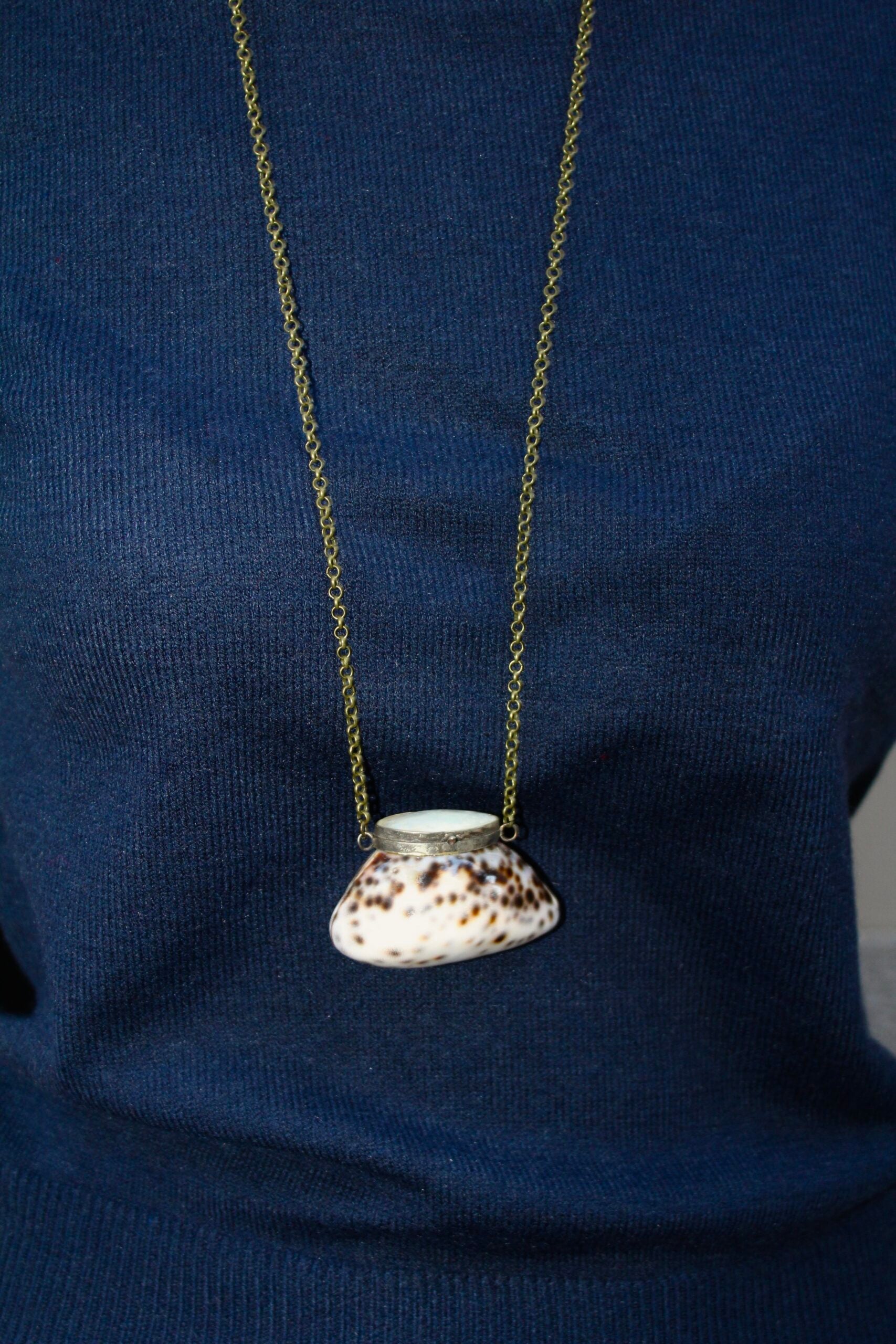 Collar con colgante de cajita de concha vintage