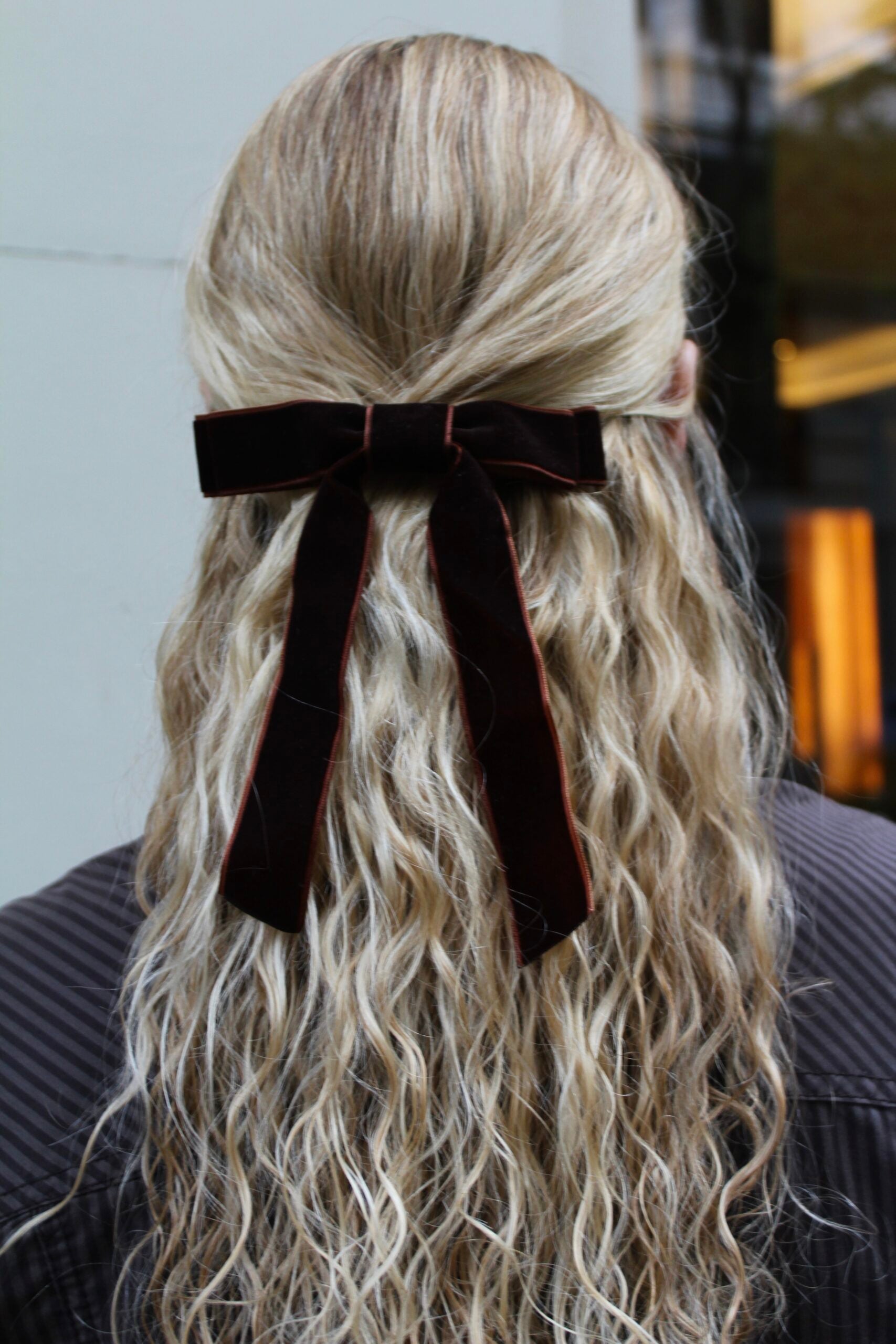 Presilha de cabelo em veludo com laço - Castanho Chocolate