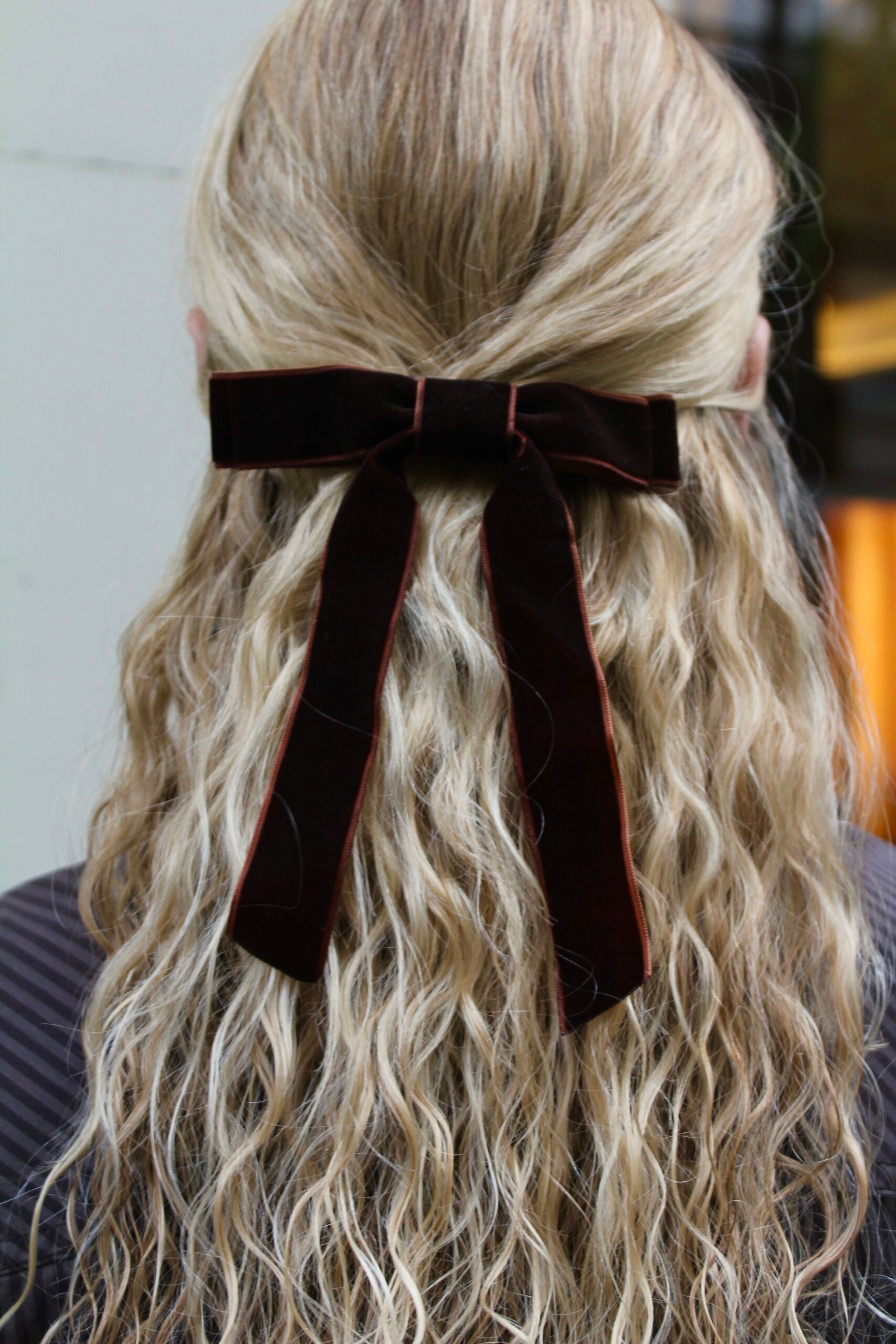 Presilha de cabelo em veludo com laço - Castanho Chocolate