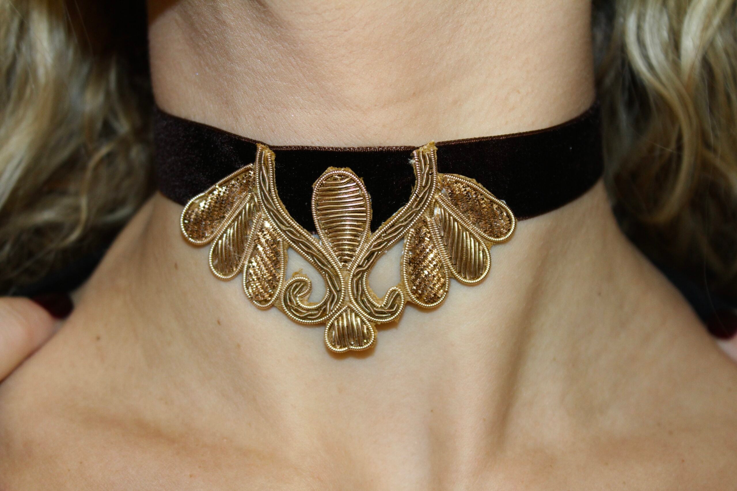 Gargantilla Basilia - Marrón Chocolate