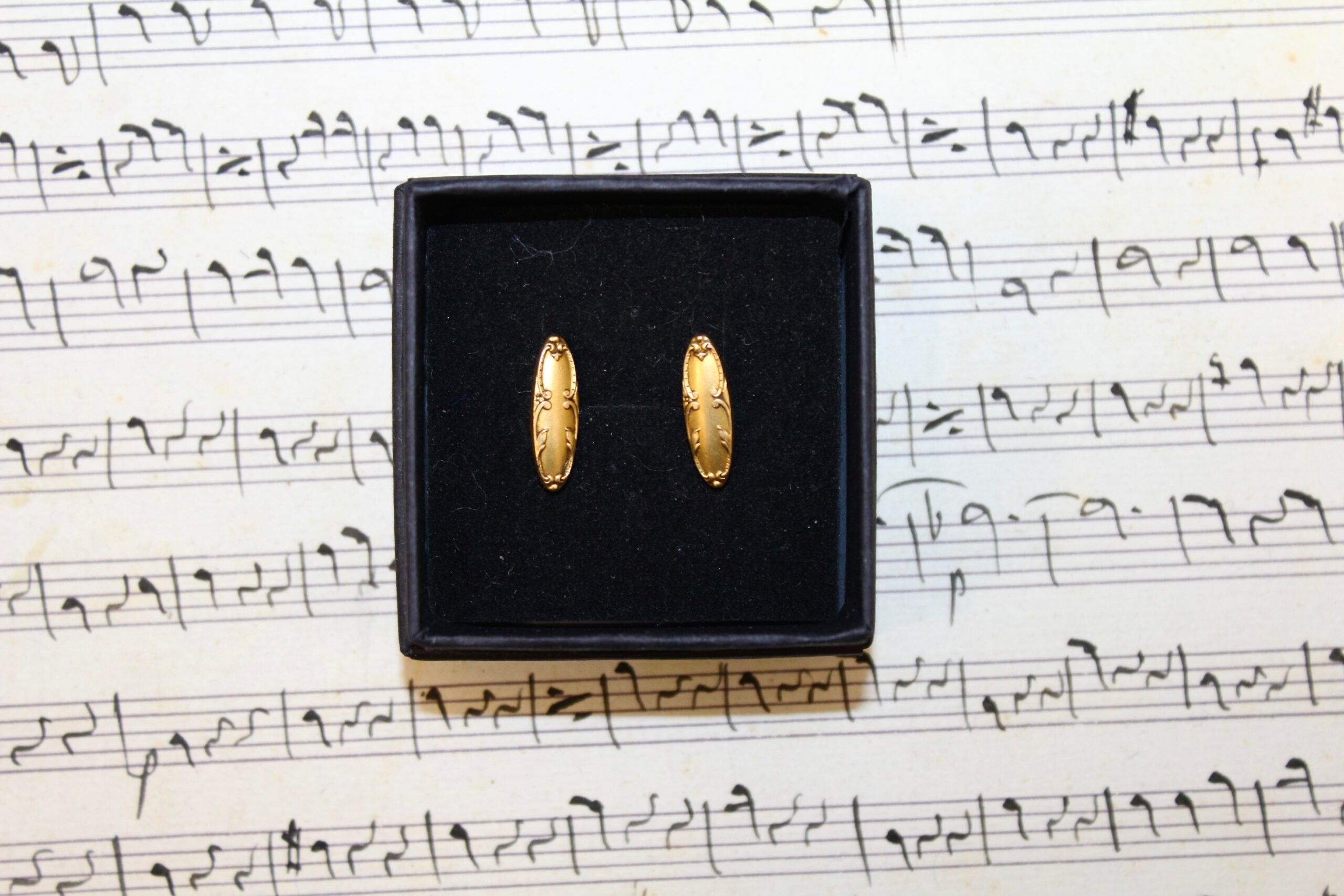 Gemelos vintage dorados con dibujos de yeserías