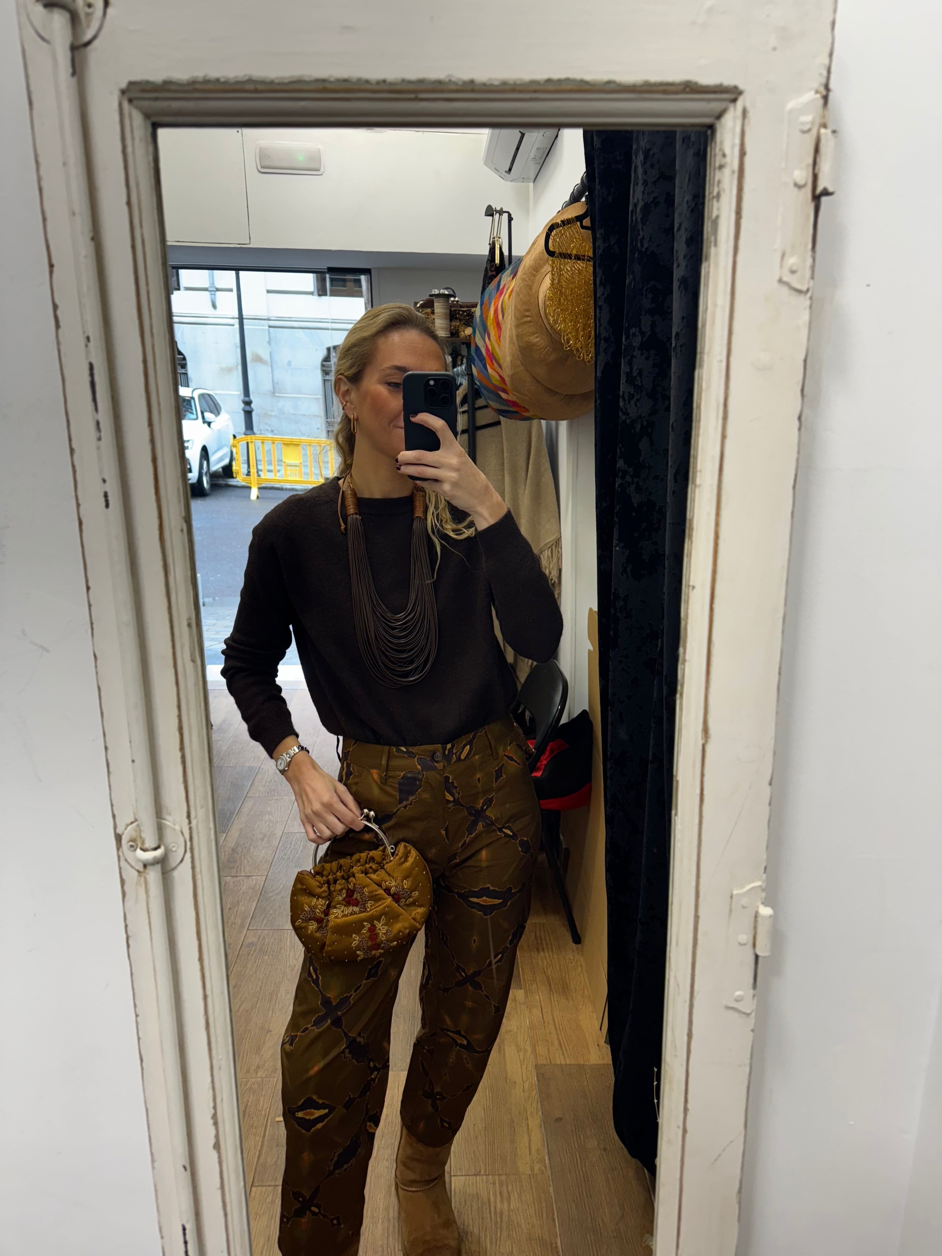 Bolso vintage bombonera marrón con flores rojas bordadas