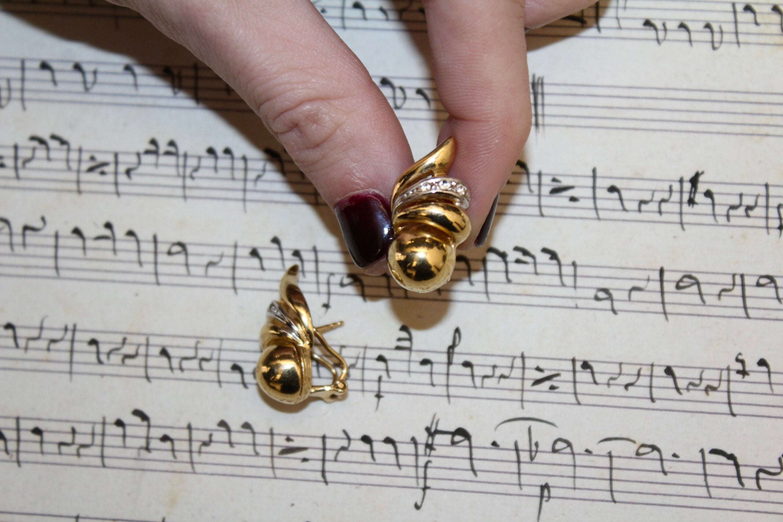 Pendientes Vintage años 80 de clip dorado con circonitas